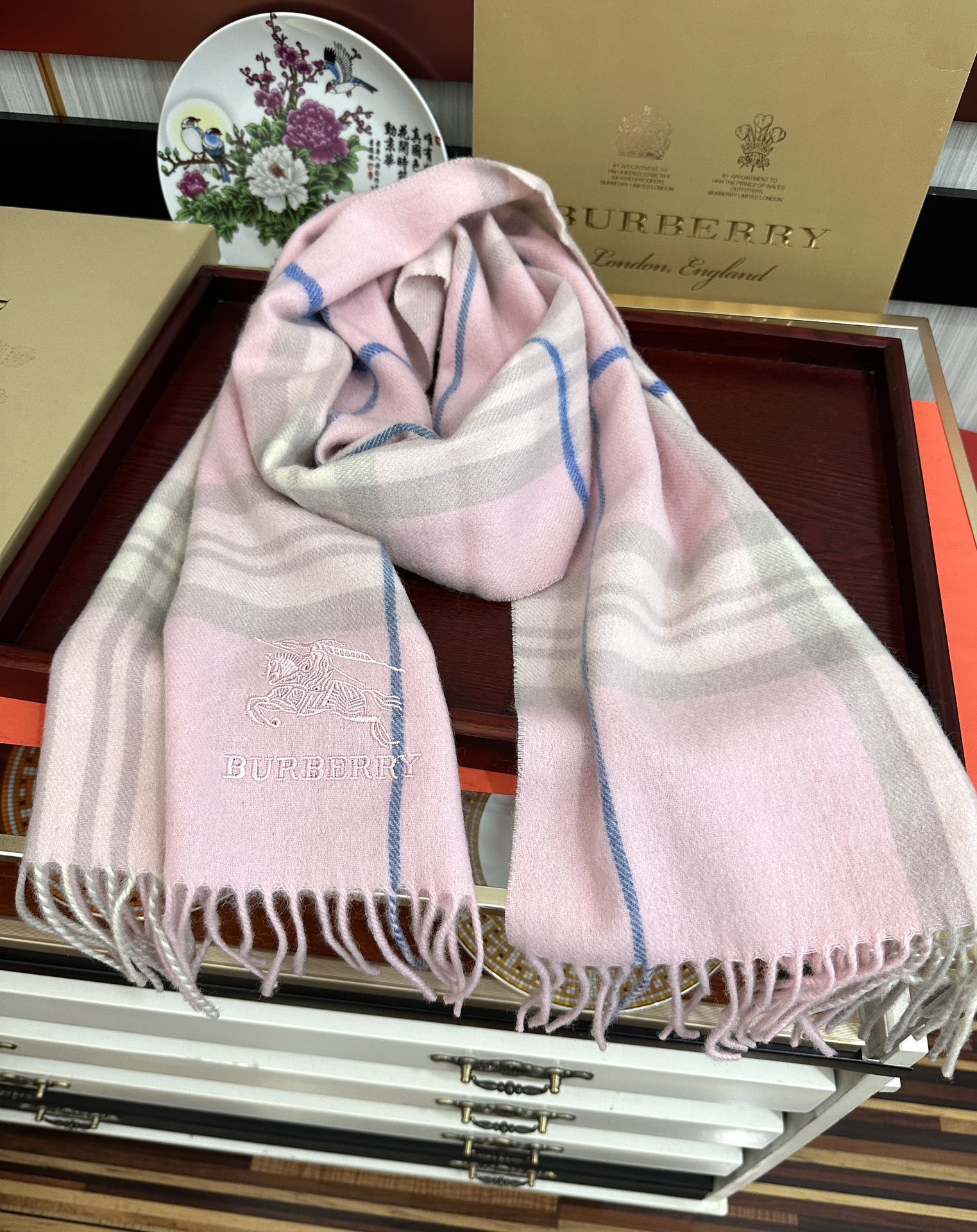 。巴宝莉2025。最新款💖【经典格子战马】男女通用情侣👫款，永不过时，上身效果非常棒👍质感醇尚的苏格兰风