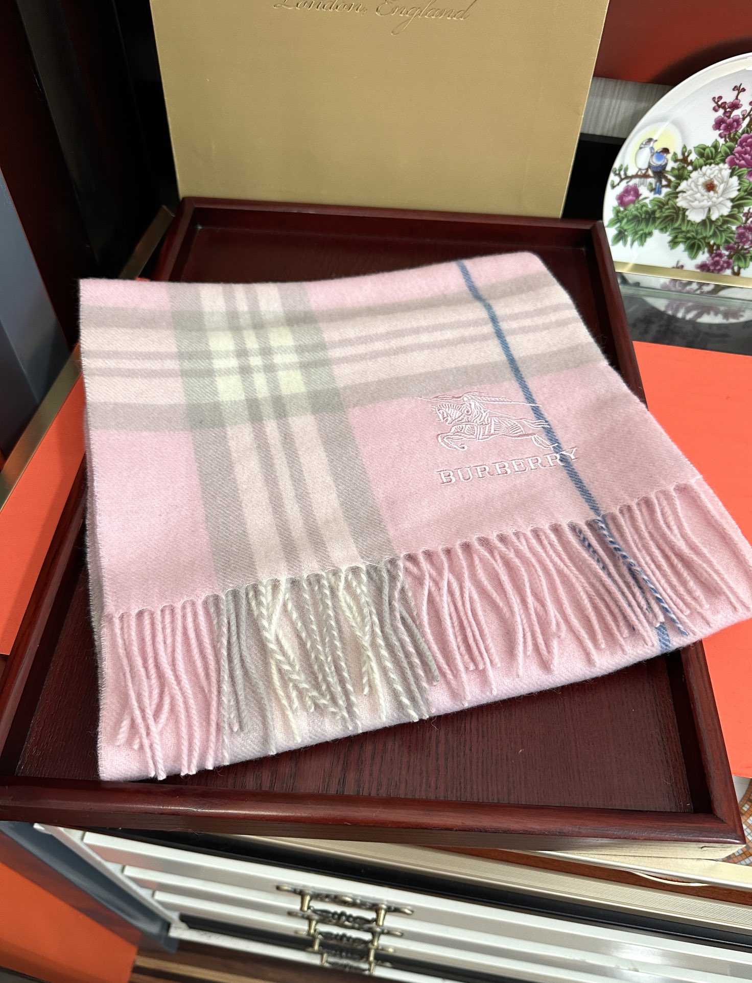 。巴宝莉2025。最新款💖【经典格子战马】男女通用情侣👫款，永不过时，上身效果非常棒👍质感醇尚的苏格兰风