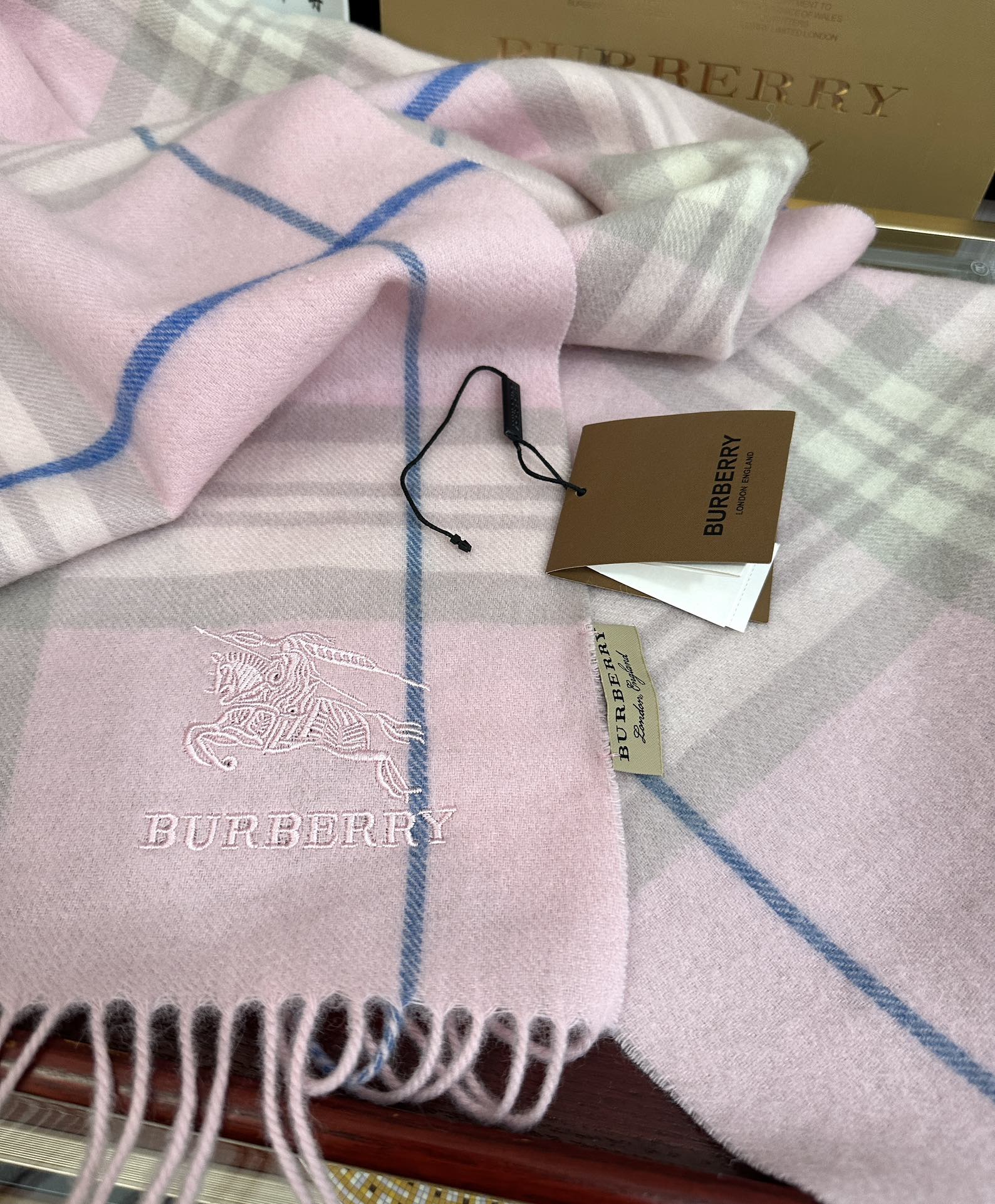 。巴宝莉2025。最新款💖【经典格子战马】男女通用情侣👫款，永不过时，上身效果非常棒👍质感醇尚的苏格兰风