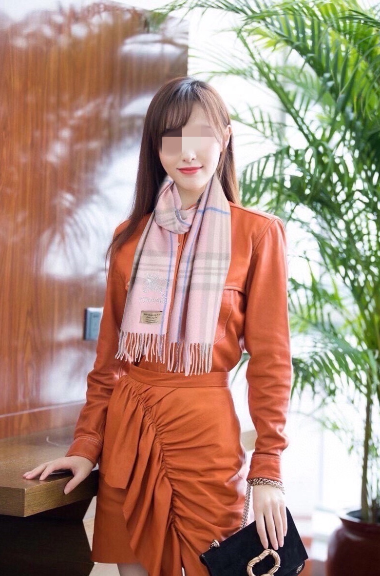 。巴宝莉2025。最新款💖【经典格子战马】男女通用情侣👫款，永不过时，上身效果非常棒👍质感醇尚的苏格兰风