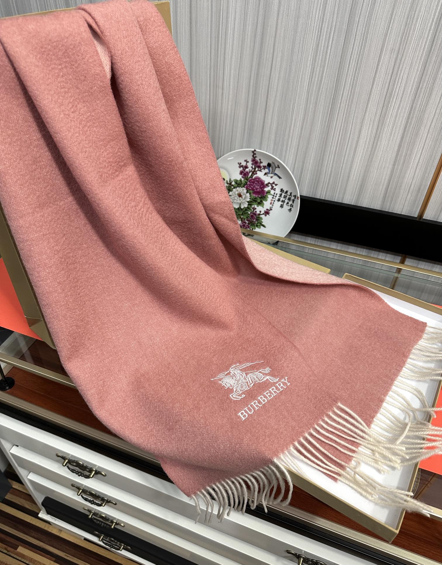 。 巴宝莉【刺绣战马】2025 最新款男女通用情侣款👫重磅推荐💥 经典的格子，永不过时。非常保暖柔软亲肤