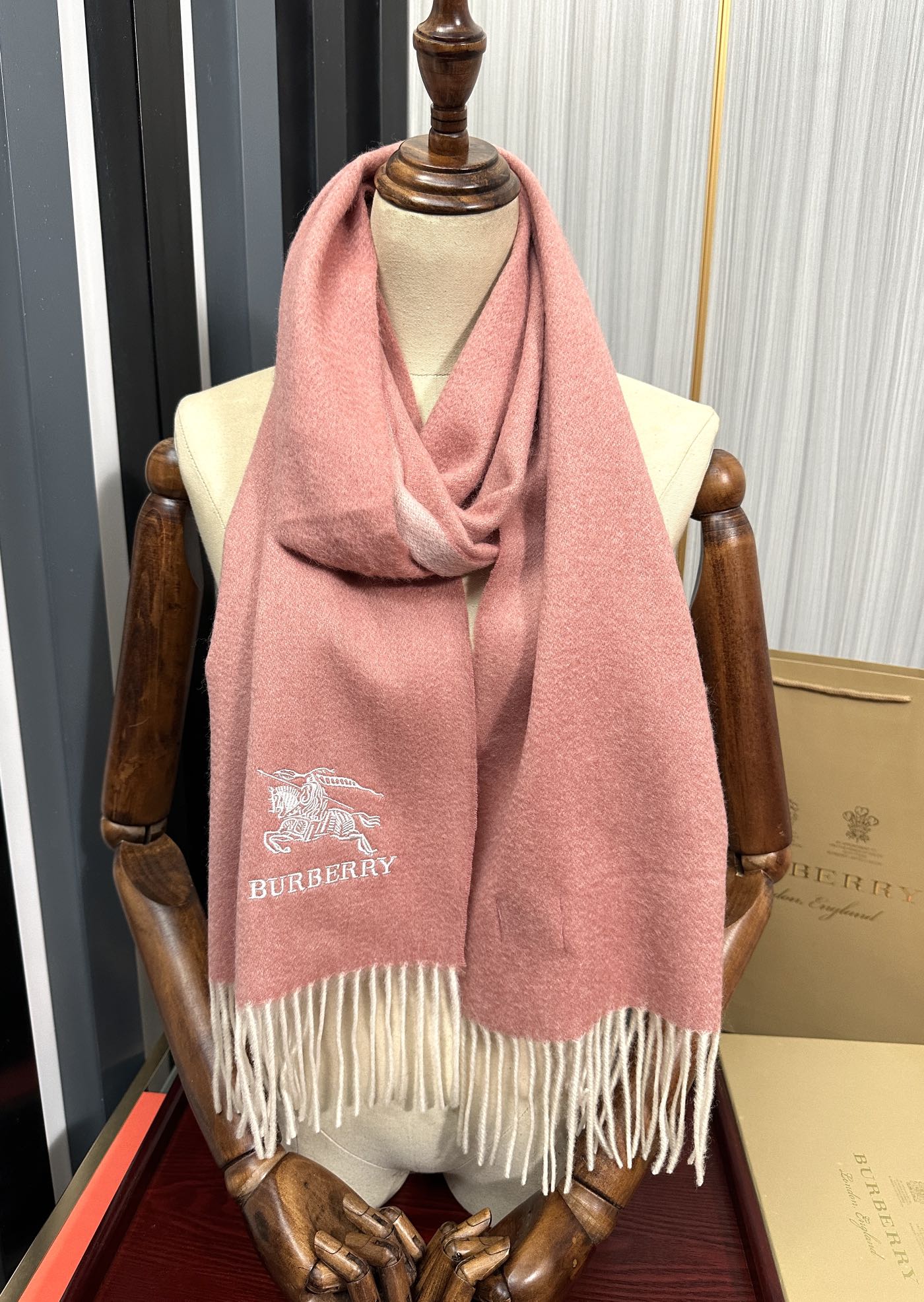 。 巴宝莉【刺绣战马】2025 最新款男女通用情侣款👫重磅推荐💥 经典的格子，永不过时。非常保暖柔软亲肤