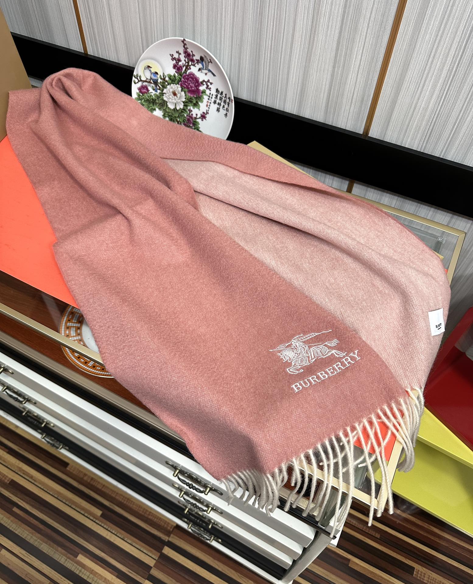 。 巴宝莉【刺绣战马】2025 最新款男女通用情侣款👫重磅推荐💥 经典的格子，永不过时。非常保暖柔软亲肤