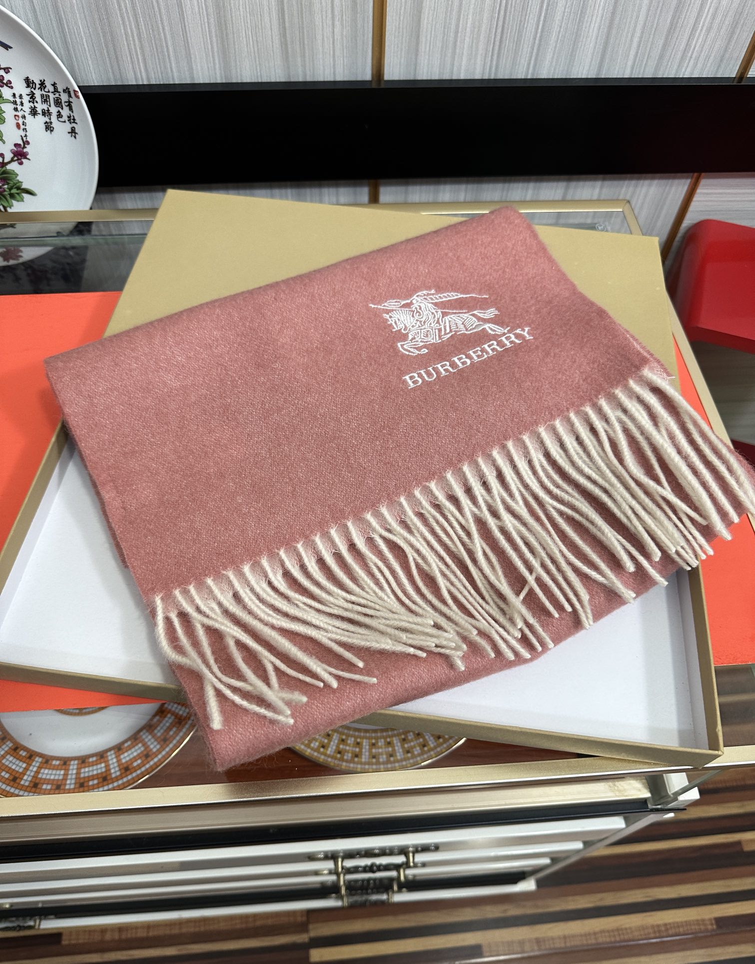 。 巴宝莉【刺绣战马】2025 最新款男女通用情侣款👫重磅推荐💥 经典的格子，永不过时。非常保暖柔软亲肤