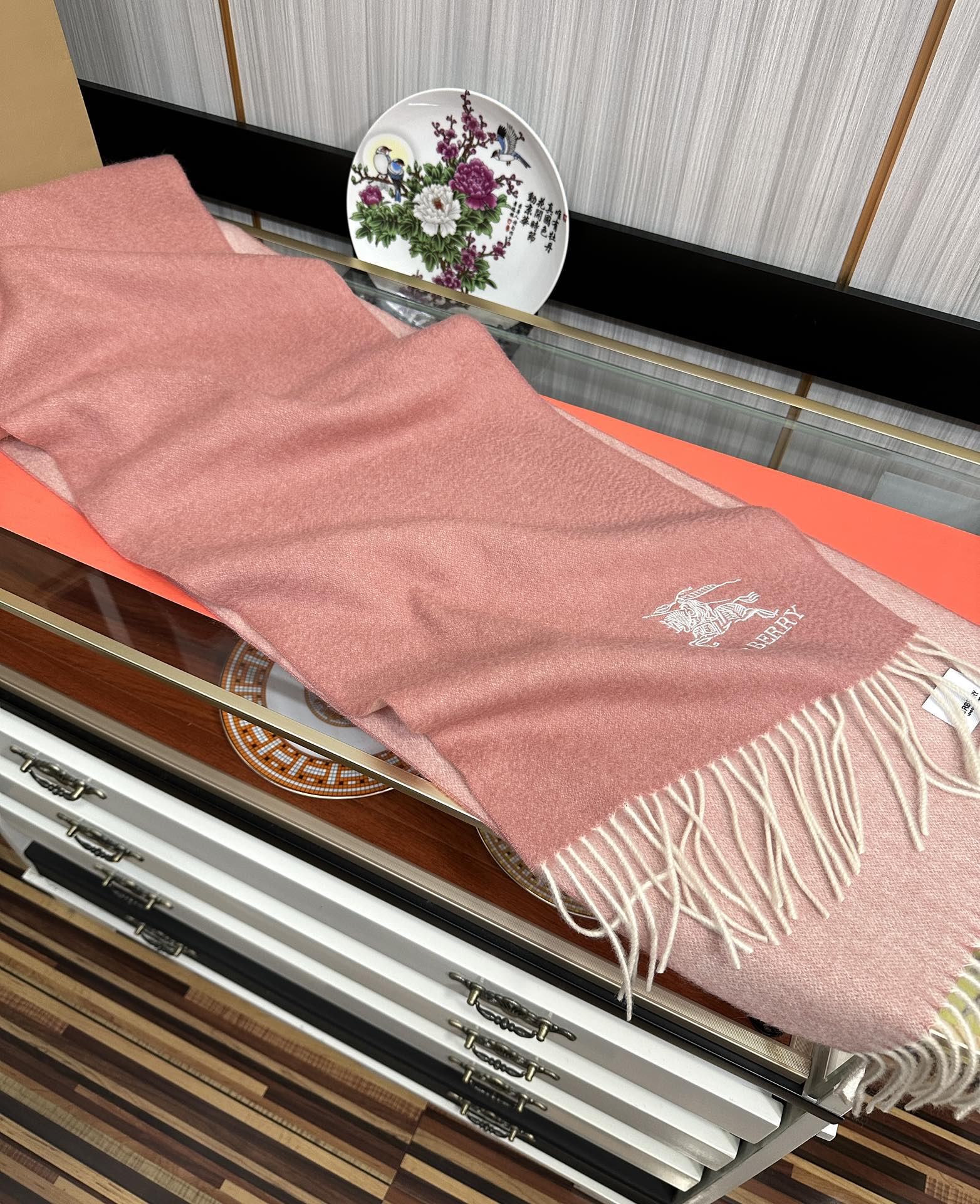 。 巴宝莉【刺绣战马】2025 最新款男女通用情侣款👫重磅推荐💥 经典的格子，永不过时。非常保暖柔软亲肤