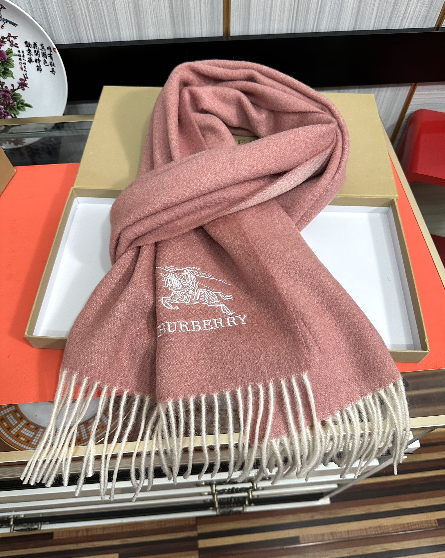 。 巴宝莉【刺绣战马】2025 最新款男女通用情侣款👫重磅推荐💥 经典的格子，永不过时。非常保暖柔软亲肤