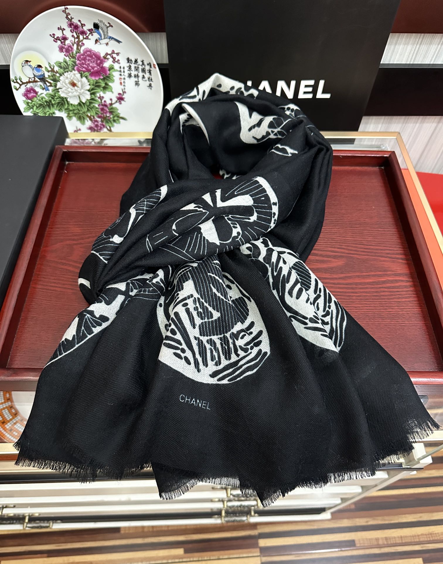 。2010 小香最新款‼️真心赞👍【羊绒长巾】😘💍实物真心美 🎀披肩配以印花💓💃🏻无论设计喷绘都是非常到