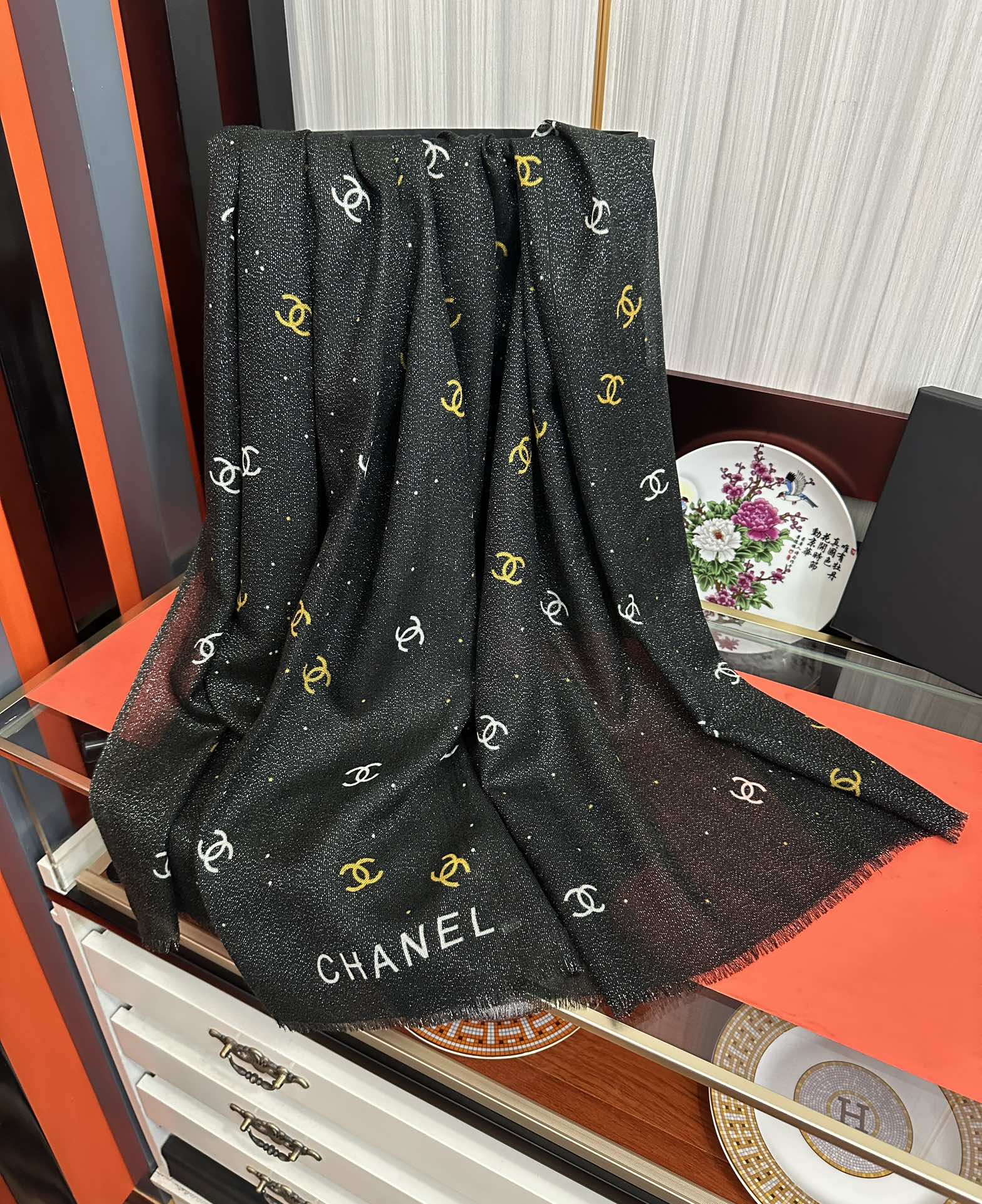 上新香奈儿2025 银丝的会玫瑰顶级设计太美了，真心赞👍【羊绒长巾】😘💍实物真心美 🎀披肩配以印花💓💃🏻