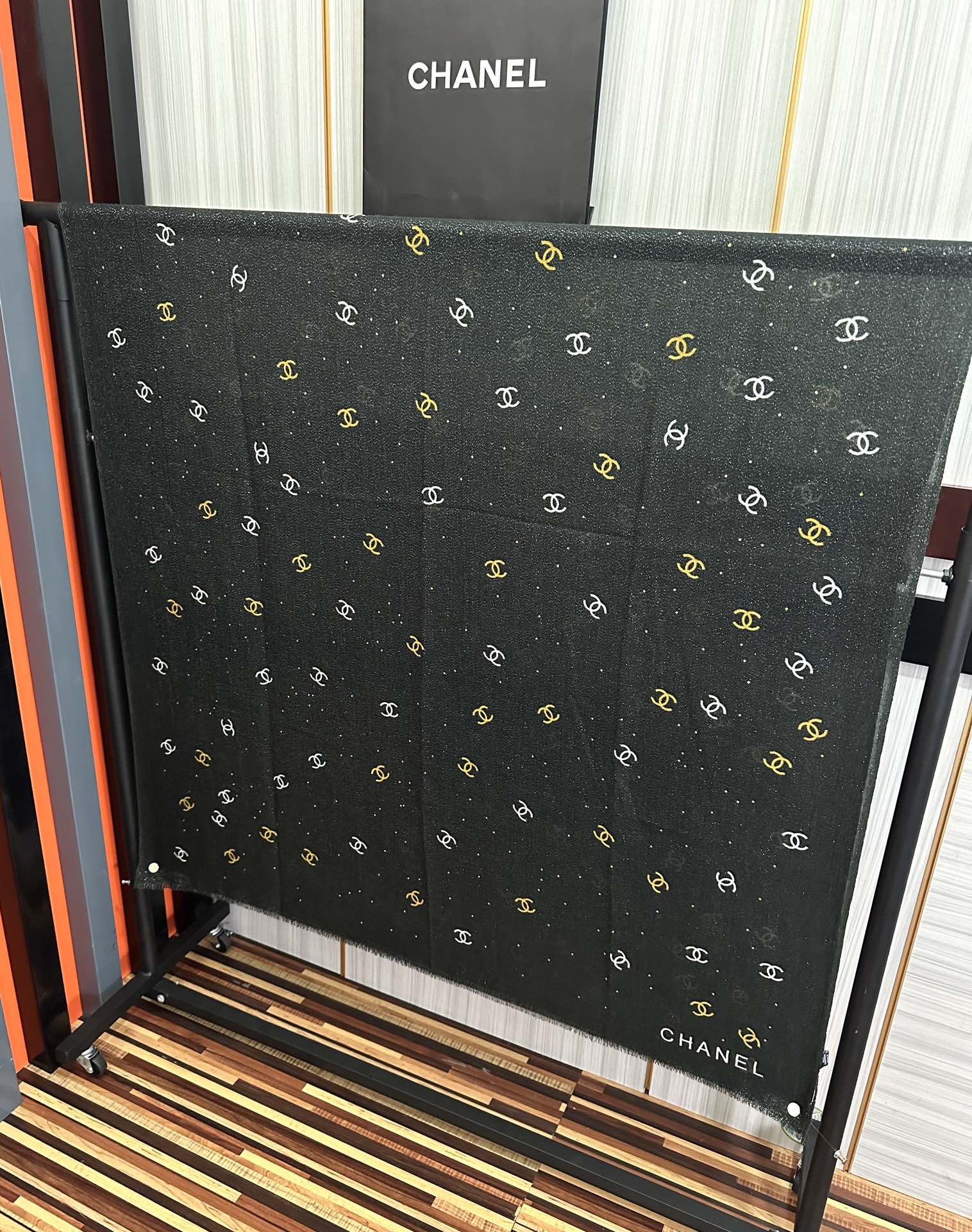 上新香奈儿2025 银丝的会玫瑰顶级设计太美了，真心赞👍【羊绒长巾】😘💍实物真心美 🎀披肩配以印花💓💃🏻