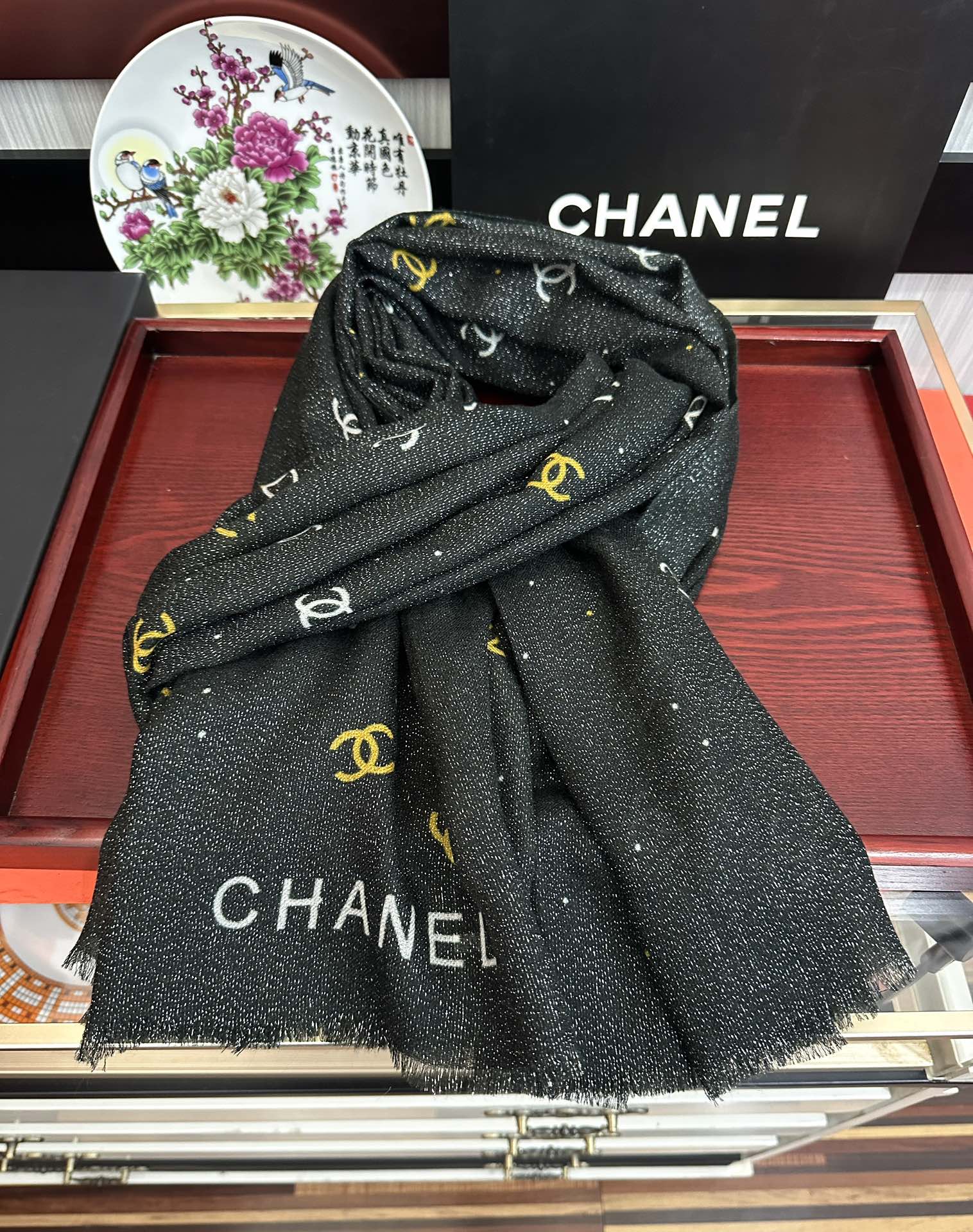 上新香奈儿2025 银丝的会玫瑰顶级设计太美了，真心赞👍【羊绒长巾】😘💍实物真心美 🎀披肩配以印花💓💃🏻