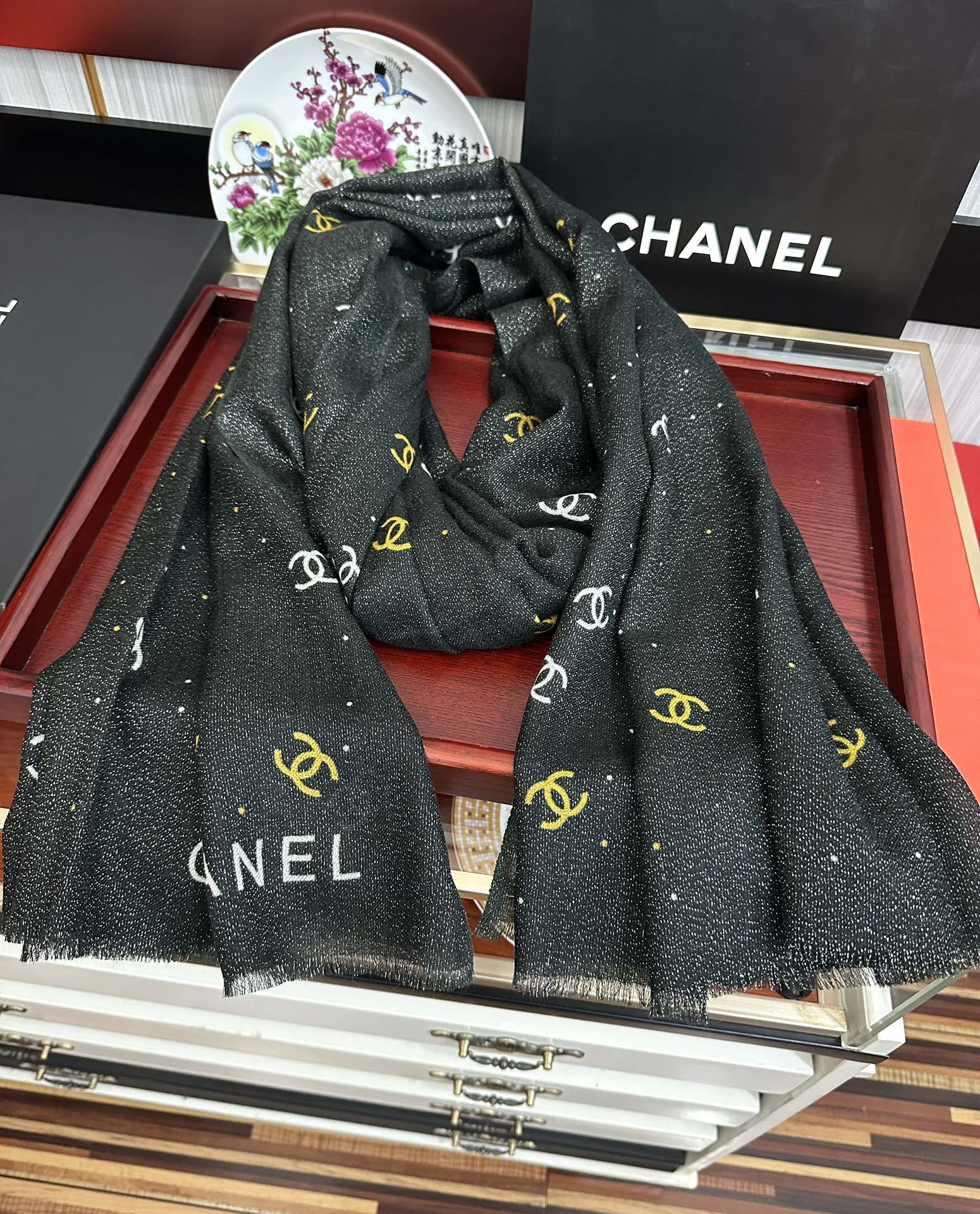 上新香奈儿2025 银丝的会玫瑰顶级设计太美了，真心赞👍【羊绒长巾】😘💍实物真心美 🎀披肩配以印花💓💃🏻
