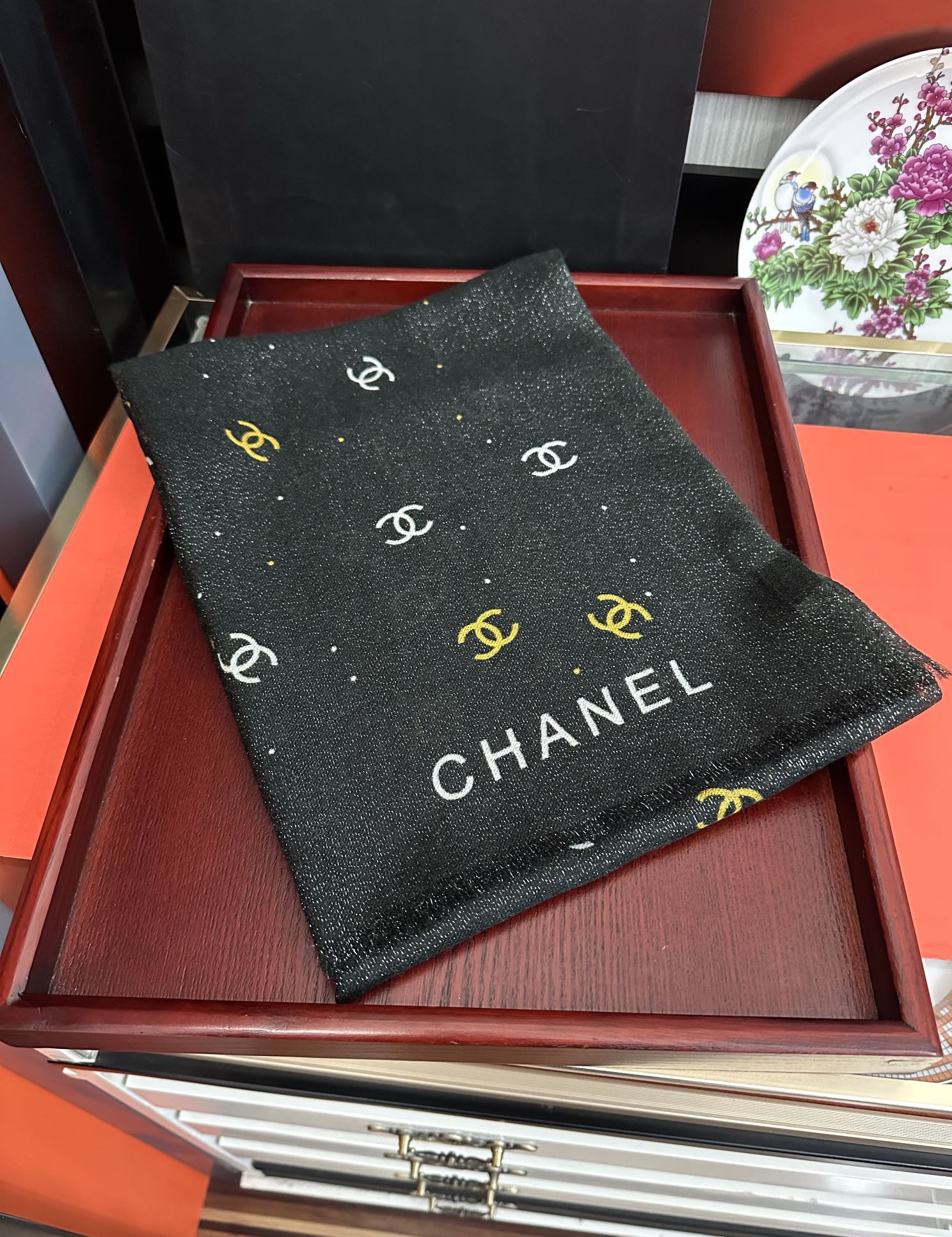 上新香奈儿2025 银丝的会玫瑰顶级设计太美了，真心赞👍【羊绒长巾】😘💍实物真心美 🎀披肩配以印花💓💃🏻