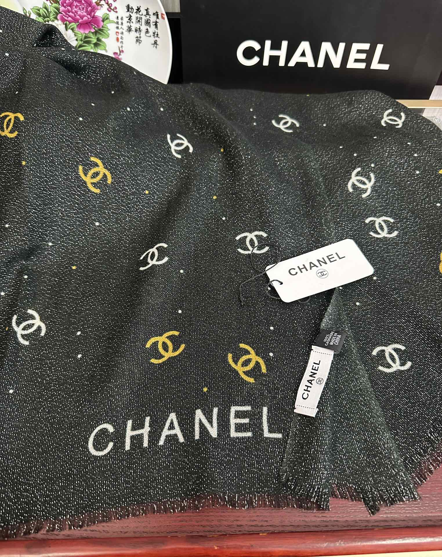 上新香奈儿2025 银丝的会玫瑰顶级设计太美了，真心赞👍【羊绒长巾】😘💍实物真心美 🎀披肩配以印花💓💃🏻