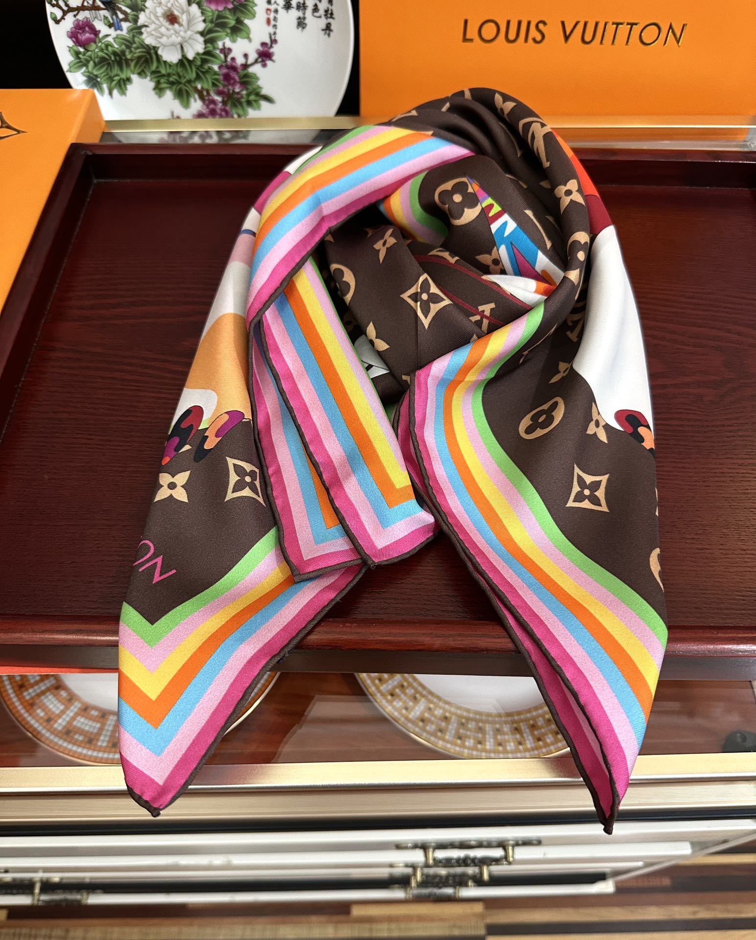 
。LV官网同步【18mm双面同色顶级真丝】庆祝“L家”90典藏方巾通过别致的经典色彩向原创设计致敬太阳