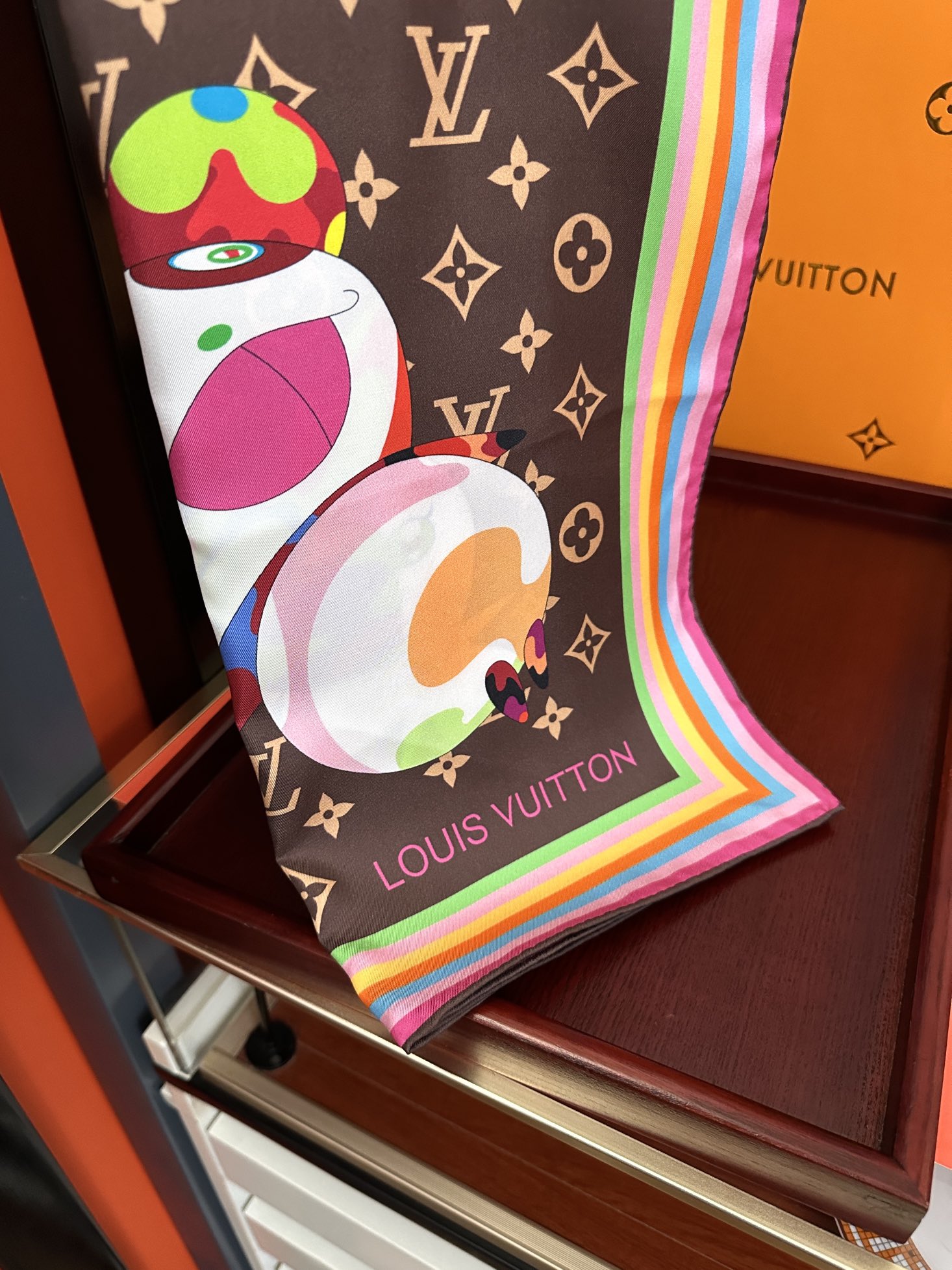 
。LV官网同步【18mm双面同色顶级真丝】庆祝“L家”90典藏方巾通过别致的经典色彩向原创设计致敬太阳