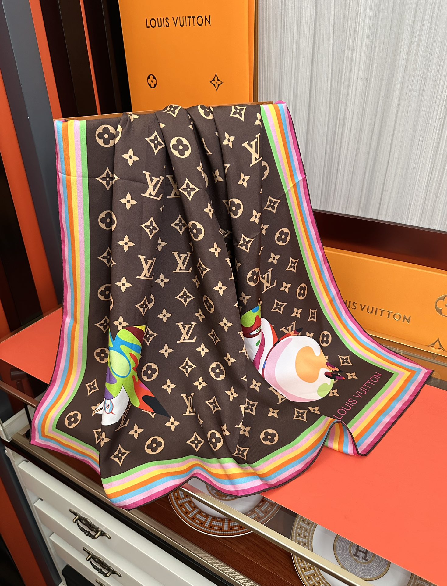 
。LV官网同步【18mm双面同色顶级真丝】庆祝“L家”90典藏方巾通过别致的经典色彩向原创设计致敬太阳