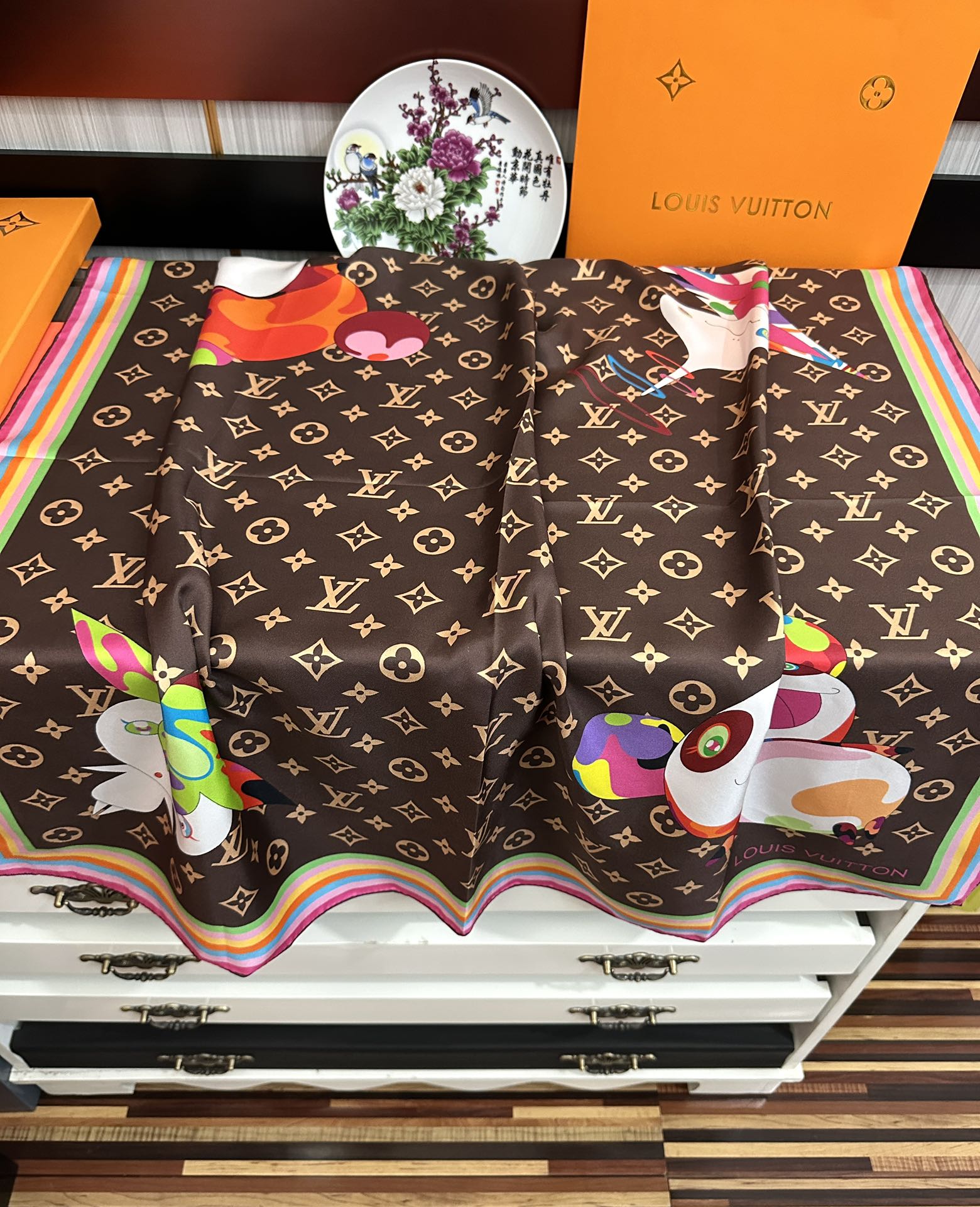 
。LV官网同步【18mm双面同色顶级真丝】庆祝“L家”90典藏方巾通过别致的经典色彩向原创设计致敬太阳