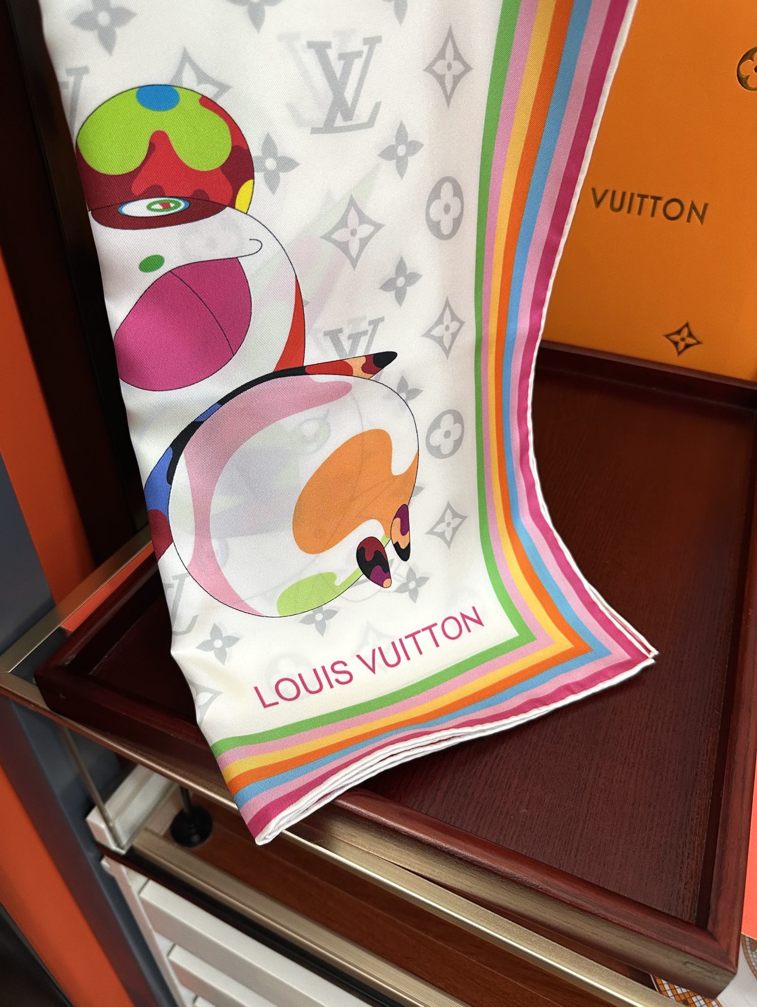 
。LV官网同步【18mm双面同色顶级真丝】庆祝“L家”90典藏方巾通过别致的经典色彩向原创设计致敬太阳