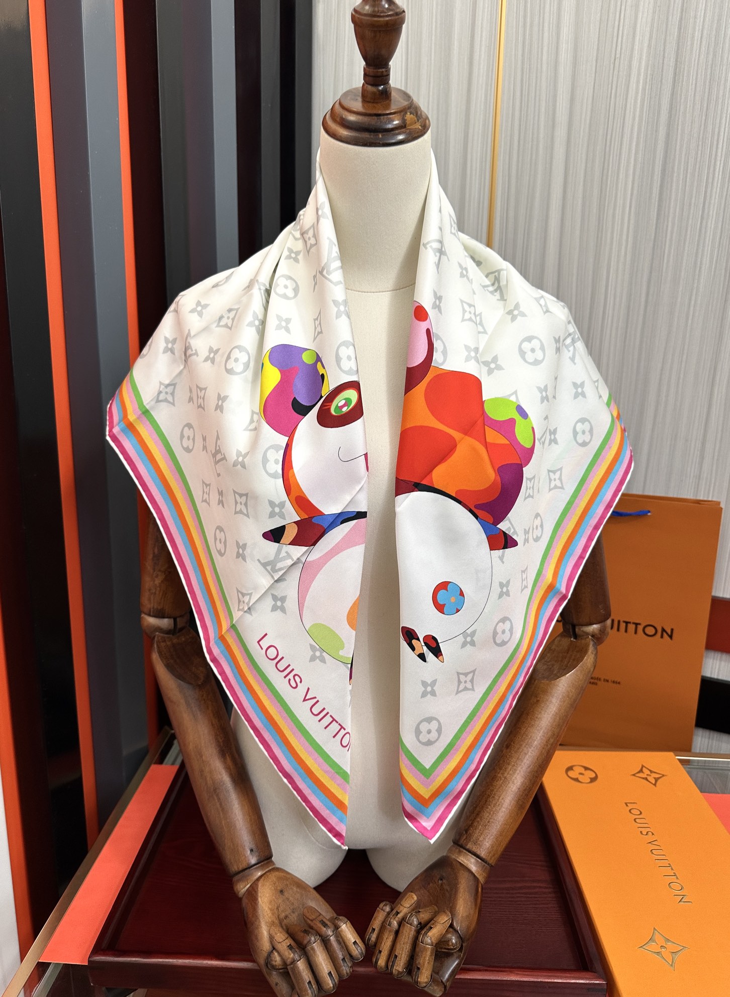 
。LV官网同步【18mm双面同色顶级真丝】庆祝“L家”90典藏方巾通过别致的经典色彩向原创设计致敬太阳