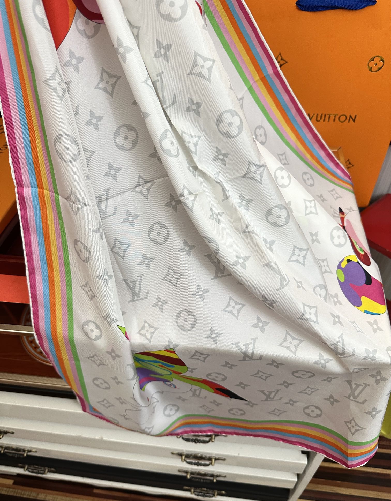 
。LV官网同步【18mm双面同色顶级真丝】庆祝“L家”90典藏方巾通过别致的经典色彩向原创设计致敬太阳