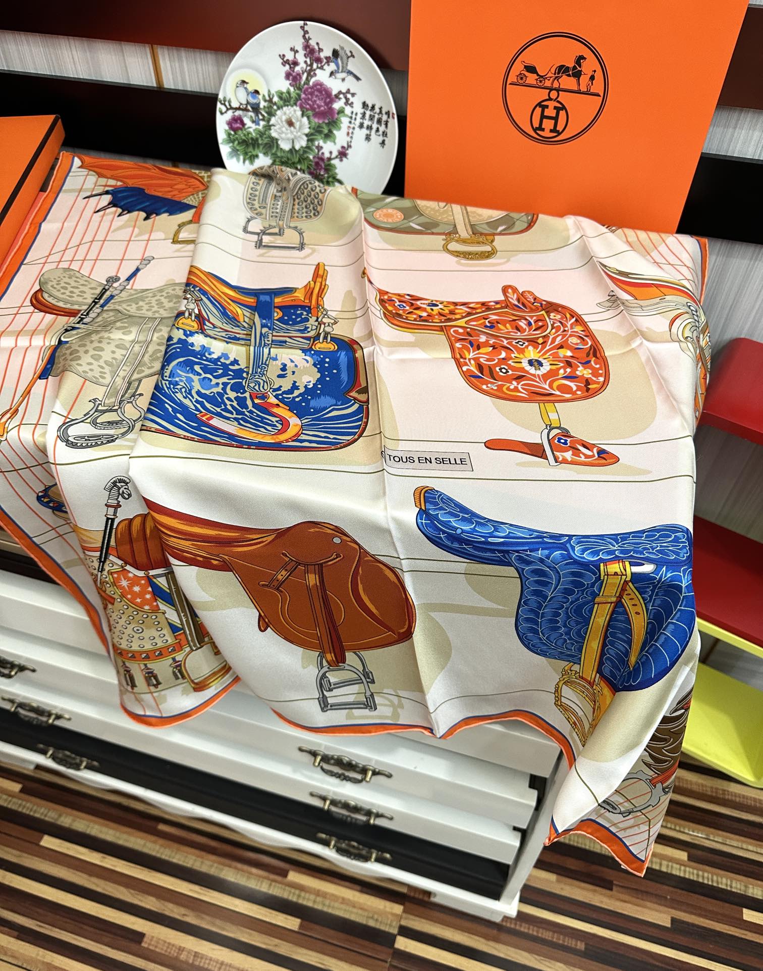 。2010HERMES 【鞍上世界】太阳精致卷边嘴唇太美了品质感很显好得意好搭到上瘾的丝巾色带着不显山不