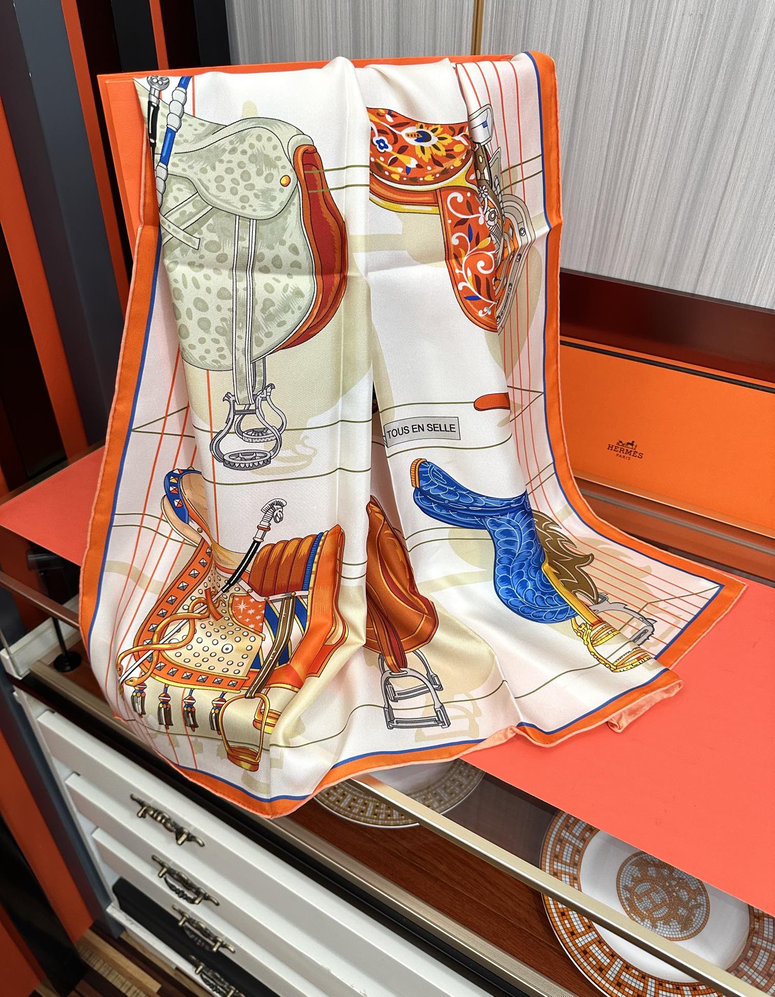 。2010HERMES 【鞍上世界】太阳精致卷边嘴唇太美了品质感很显好得意好搭到上瘾的丝巾色带着不显山不