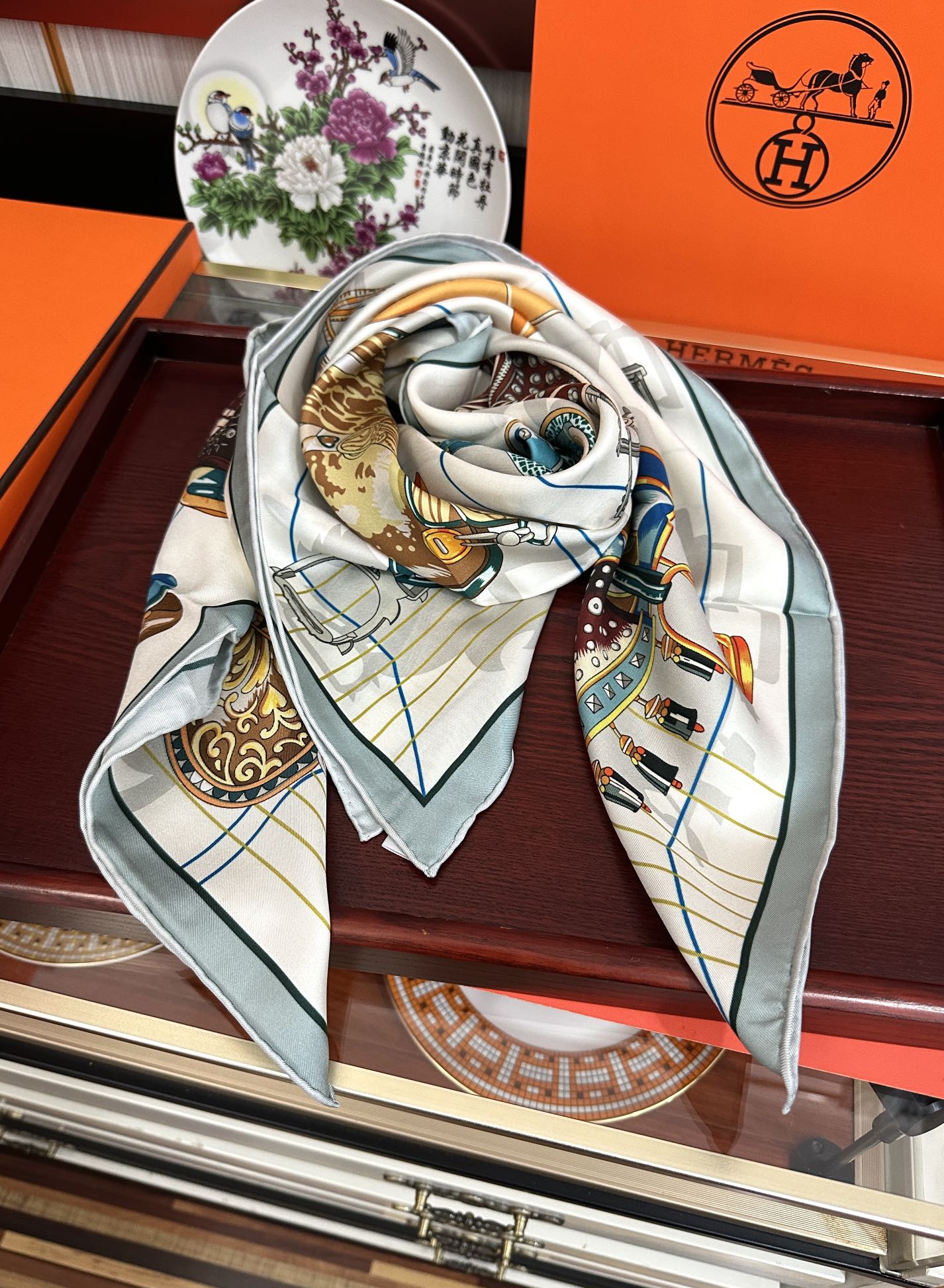 。2010HERMES 【鞍上世界】太阳精致卷边嘴唇太美了品质感很显好得意好搭到上瘾的丝巾色带着不显山不