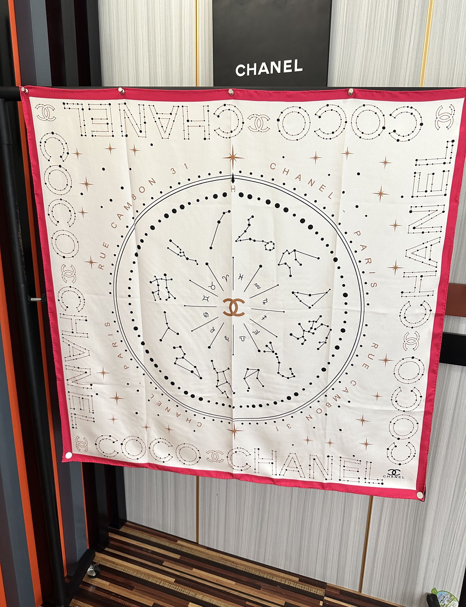  ❤️新款 香奈儿 •2025 《星座方巾》真丝斜纹绸 精致手工卷边质感高级呲牙触感柔滑庆祝将星座元素与