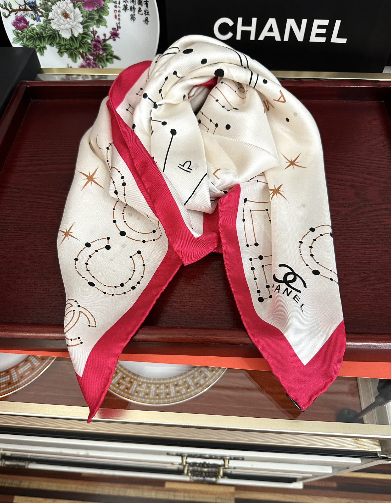  ❤️新款 香奈儿 •2025 《星座方巾》真丝斜纹绸 精致手工卷边质感高级呲牙触感柔滑庆祝将星座元素与