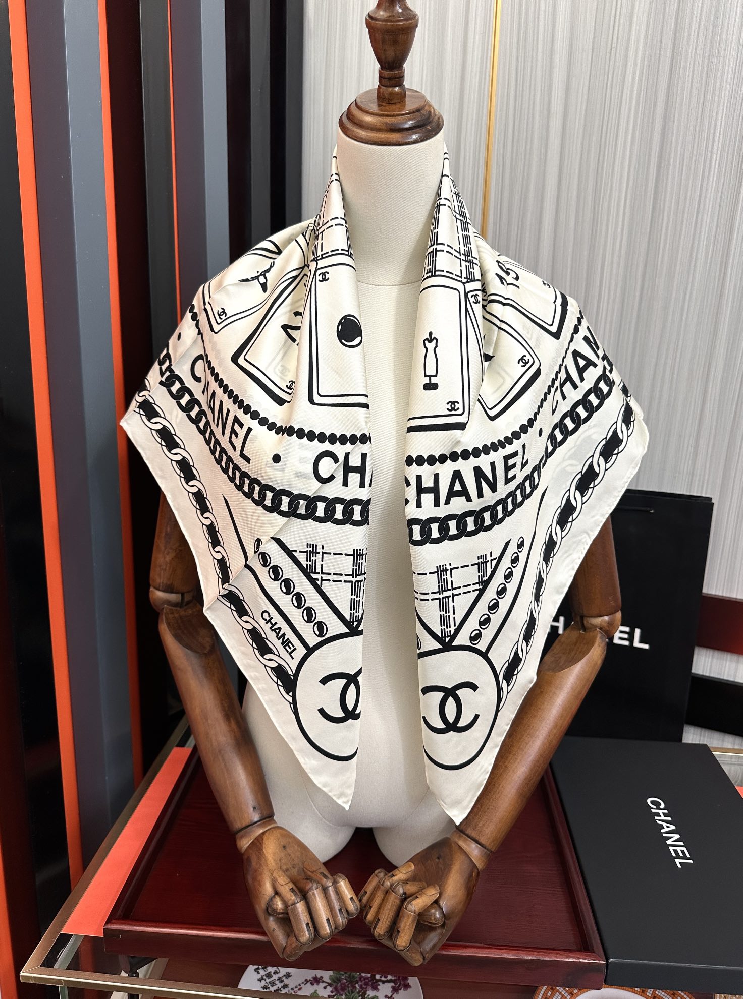 。高品质 香奈儿 【香水扑克牌系列】👍香奶奶永远都是比较经典發一条印有瓶子交织图案巧妙搭配得意简直太美了