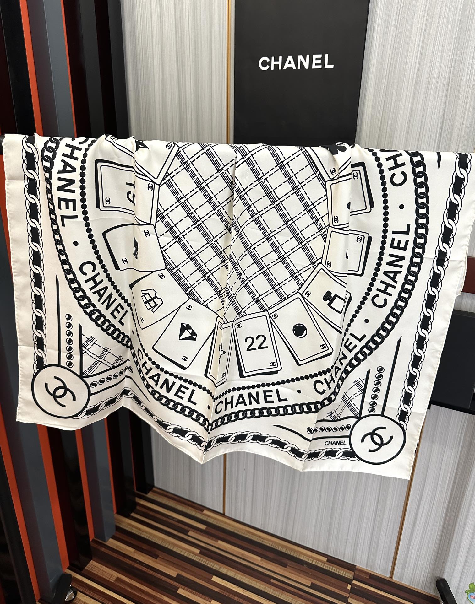 。高品质 香奈儿 【香水扑克牌系列】👍香奶奶永远都是比较经典發一条印有瓶子交织图案巧妙搭配得意简直太美了