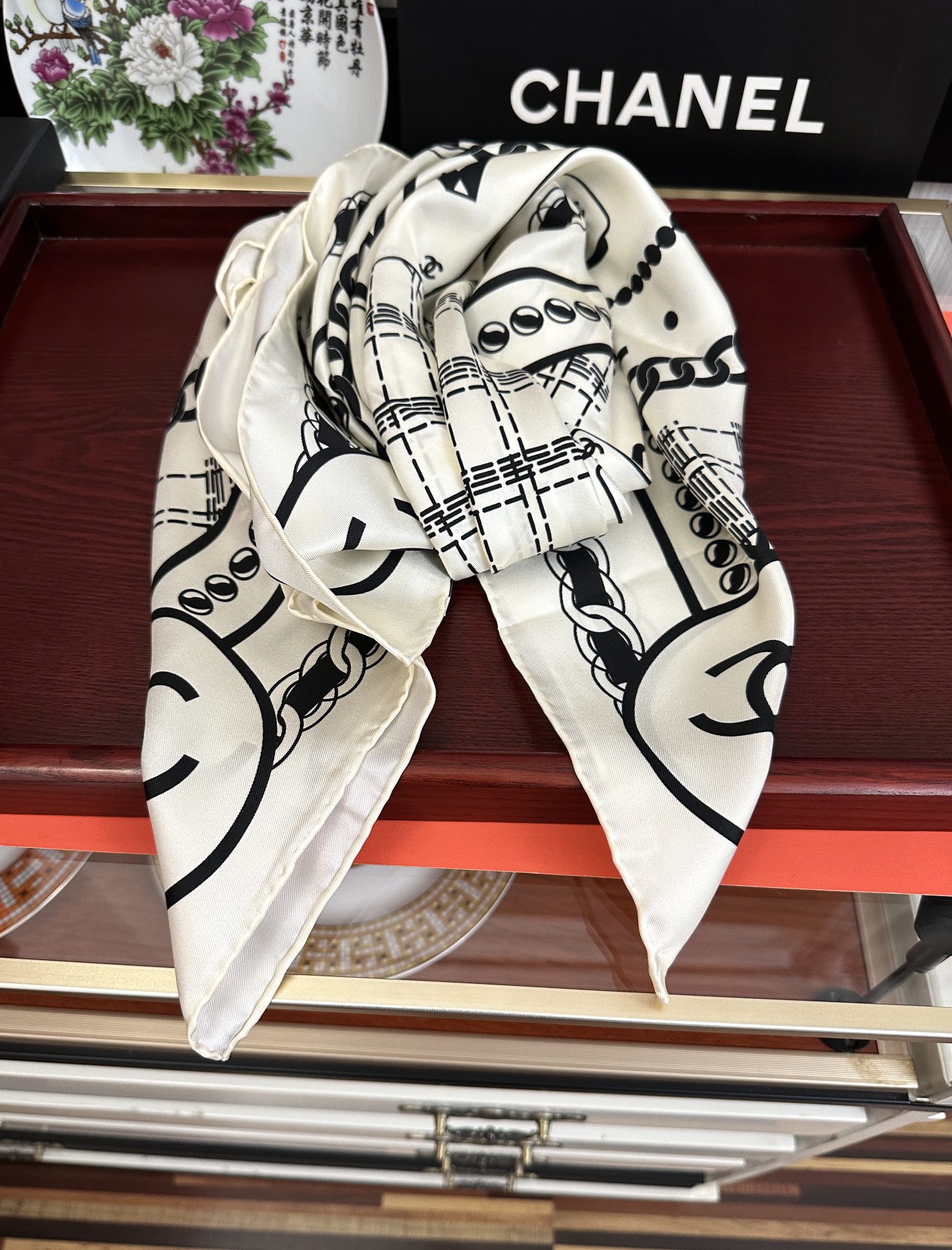 。高品质 香奈儿 【香水扑克牌系列】👍香奶奶永远都是比较经典發一条印有瓶子交织图案巧妙搭配得意简直太美了