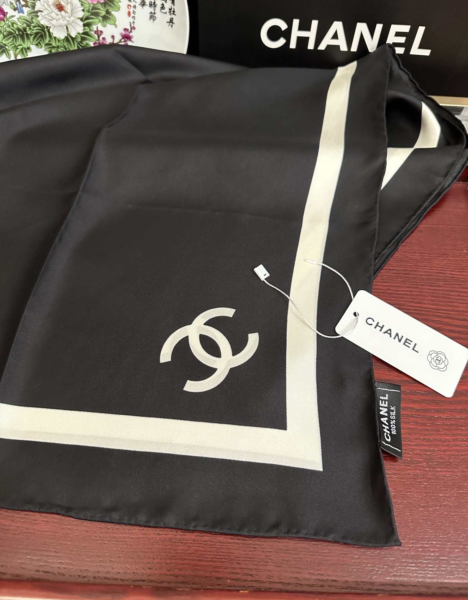 🆕上新 香奈儿 官网同步 2025最新款  春夏方巾设计真的好有突破不挑年龄  黑白大气经典得意感觉每一