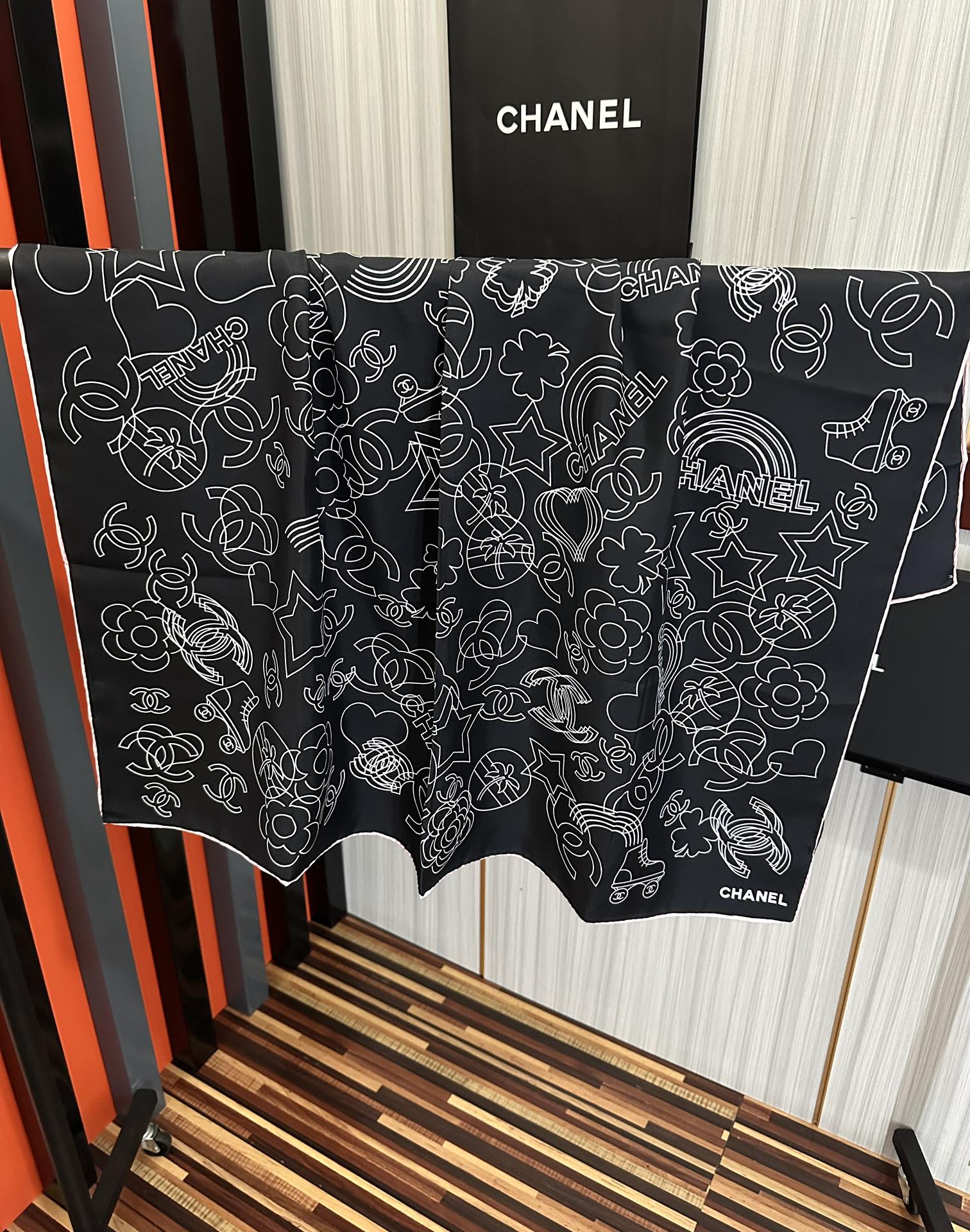  。香奈儿 专柜同步【双面同色】重磅推荐色真的超级爱的款式❤️Love,真情永在得意一条印有chanel