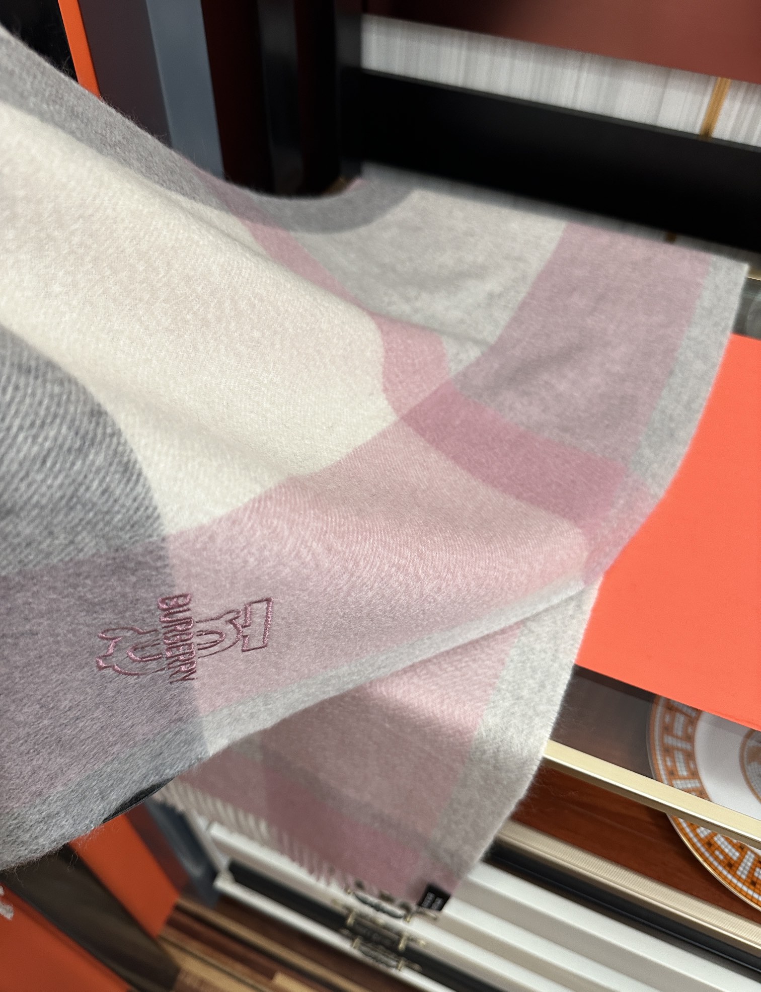 新款。85%山羊绒  2025 巴宝莉采用内蒙古顶级山羊绒，最新款男女通用情侣款👫重磅推荐💥 经典的格子