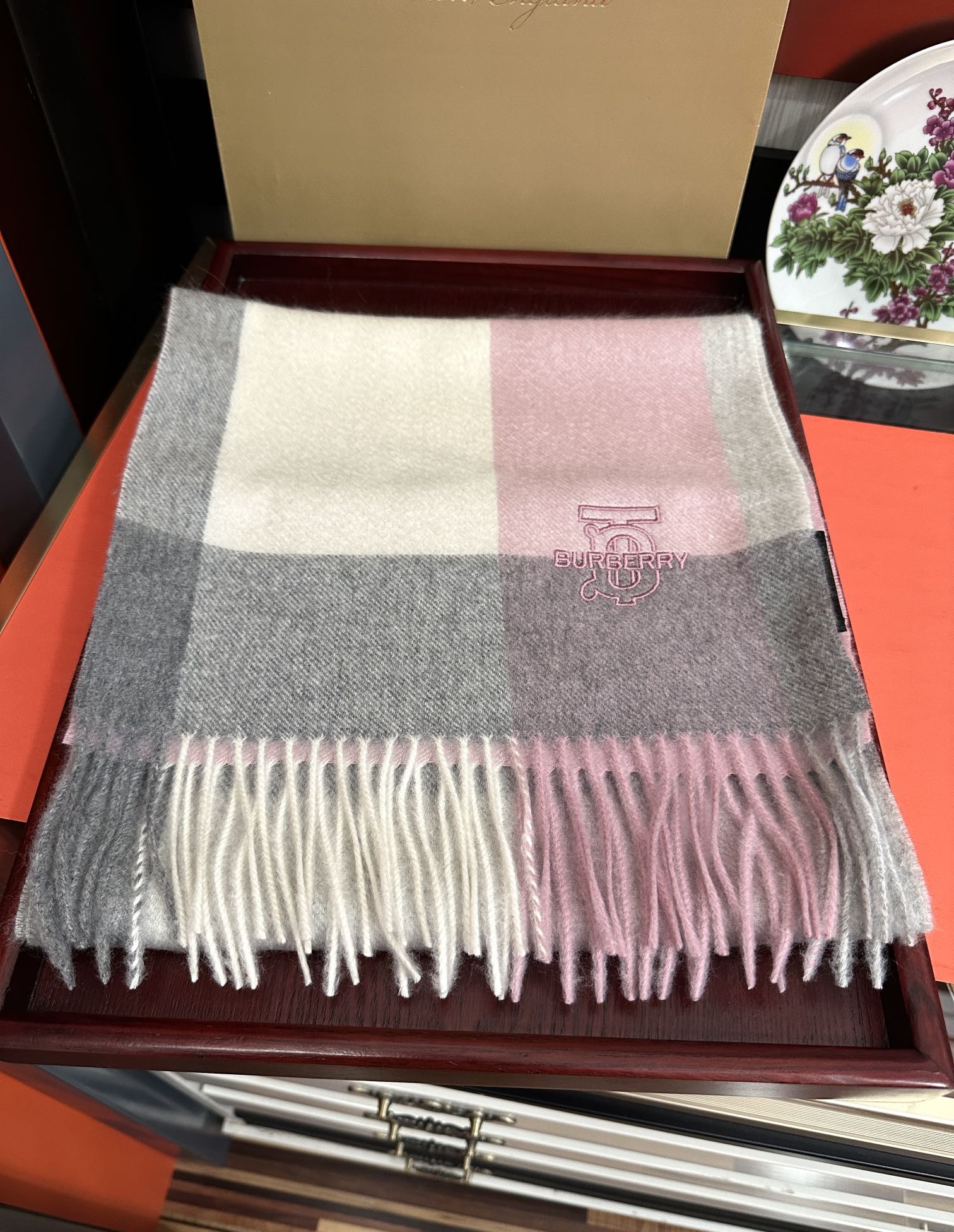 新款。85%山羊绒  2025 巴宝莉采用内蒙古顶级山羊绒，最新款男女通用情侣款👫重磅推荐💥 经典的格子