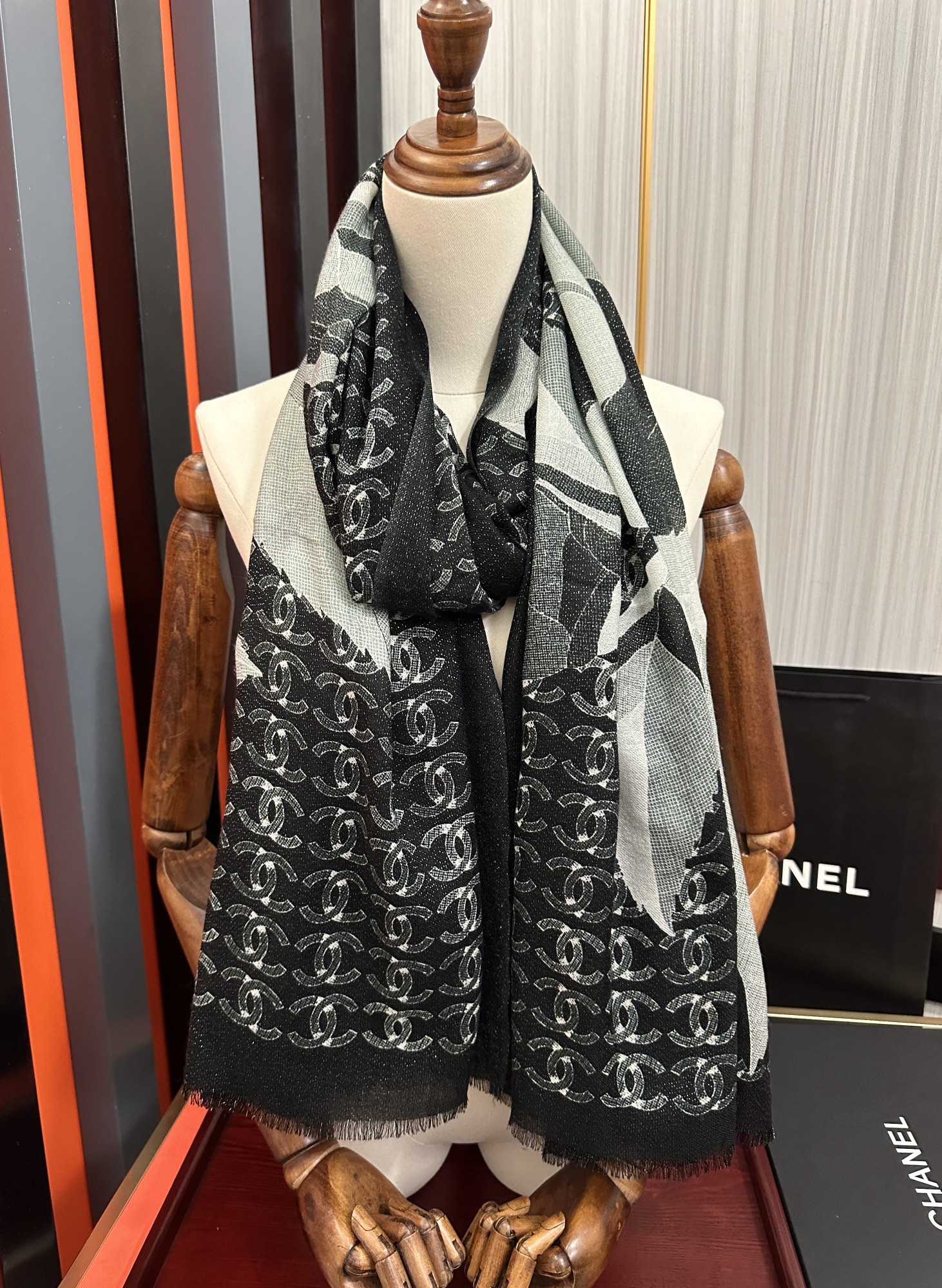 上新 。 2010 香奈儿 会发光银丝吃瓜女人们必备款礼物闪闪发光咖啡顶级设计太美了，真心赞👍【双C字母