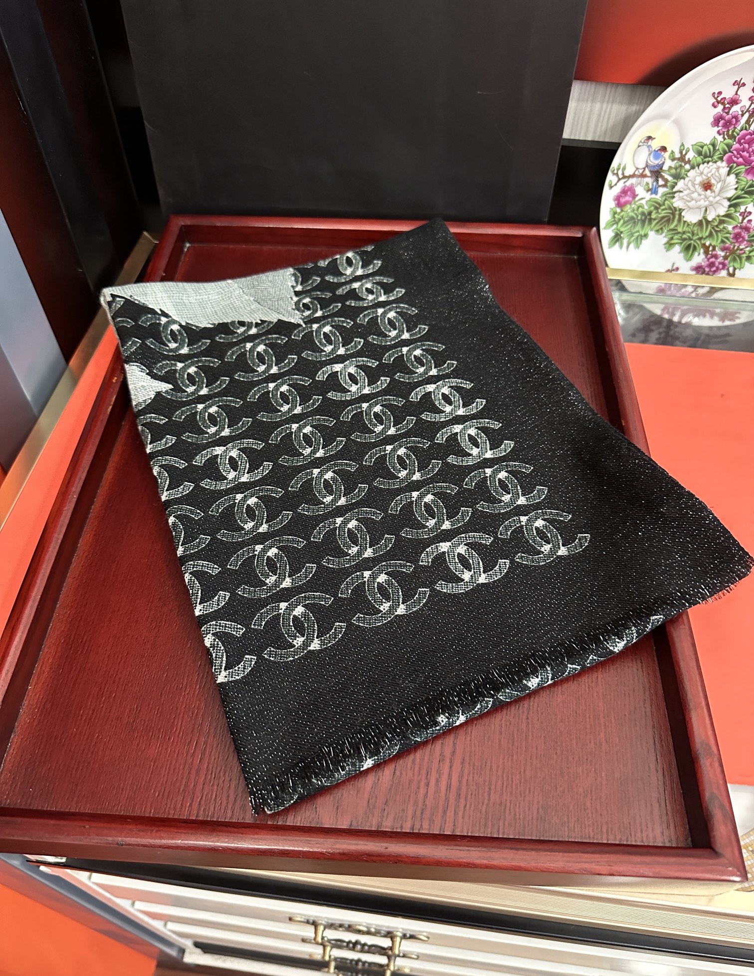 上新 。 2010 香奈儿 会发光银丝吃瓜女人们必备款礼物闪闪发光咖啡顶级设计太美了，真心赞👍【双C字母