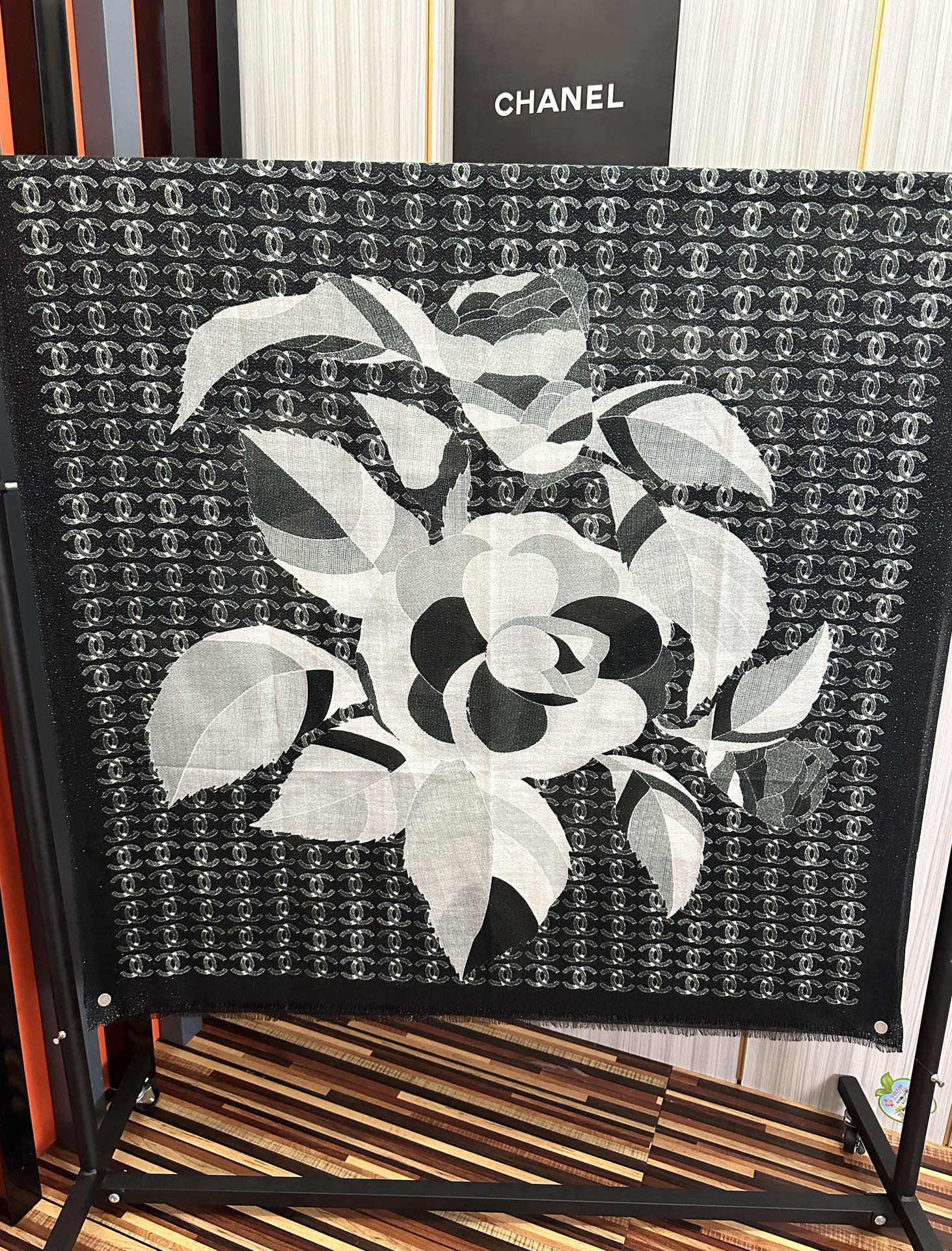 上新 。 2010 香奈儿 会发光银丝吃瓜女人们必备款礼物闪闪发光咖啡顶级设计太美了，真心赞👍【双C字母