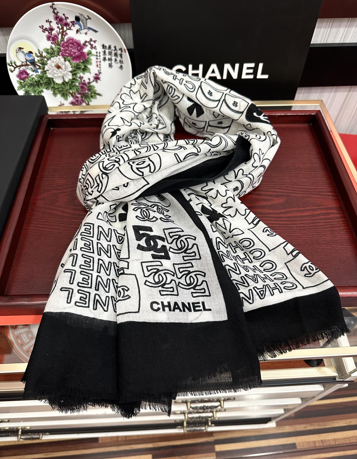 。重磅推荐 小香2025 最新款【5号香水瓶】必备款 顶级设计太美了，真心赞👍😘💍实物真心美 🎀披肩配以