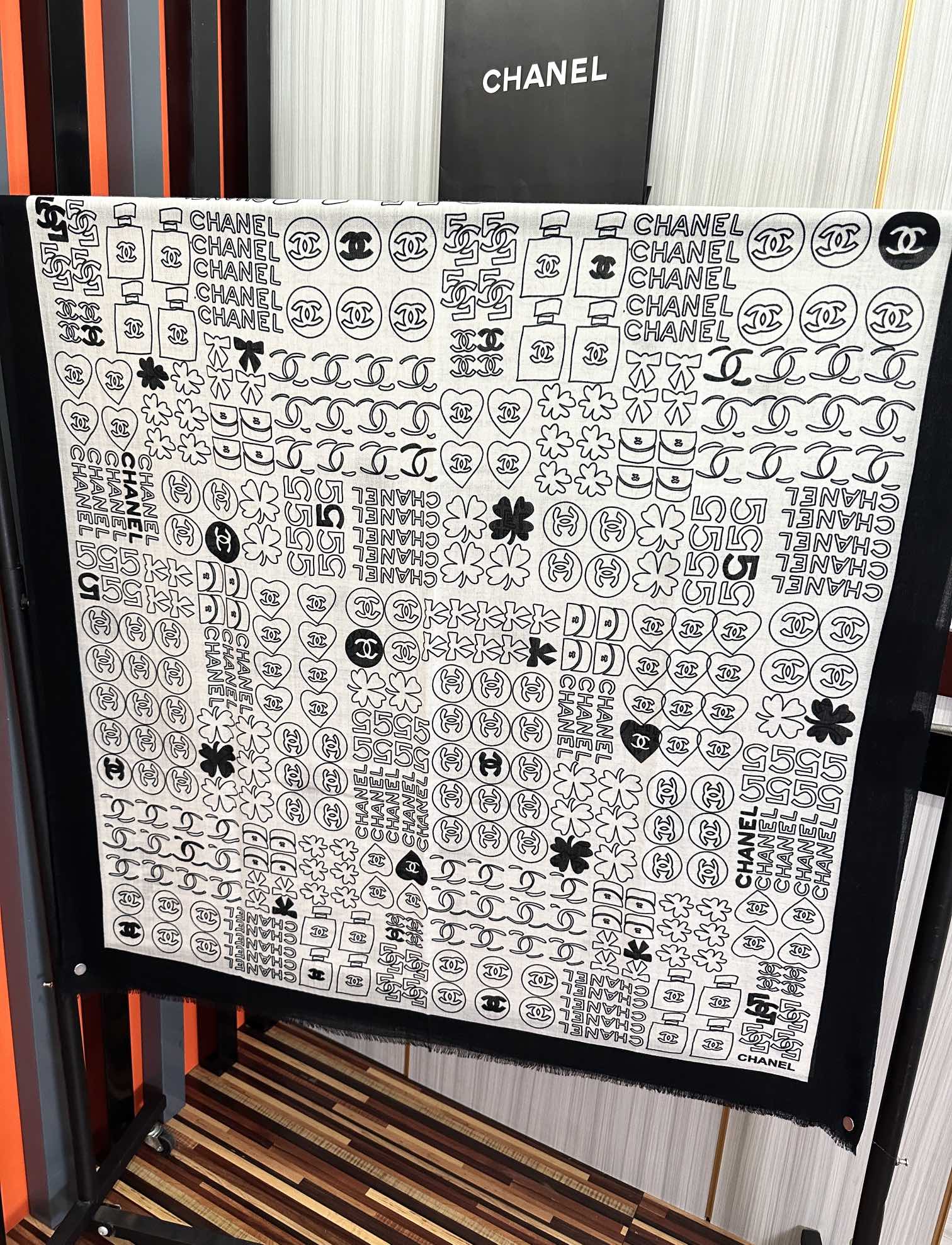 。重磅推荐 小香2025 最新款【5号香水瓶】必备款 顶级设计太美了，真心赞👍😘💍实物真心美 🎀披肩配以