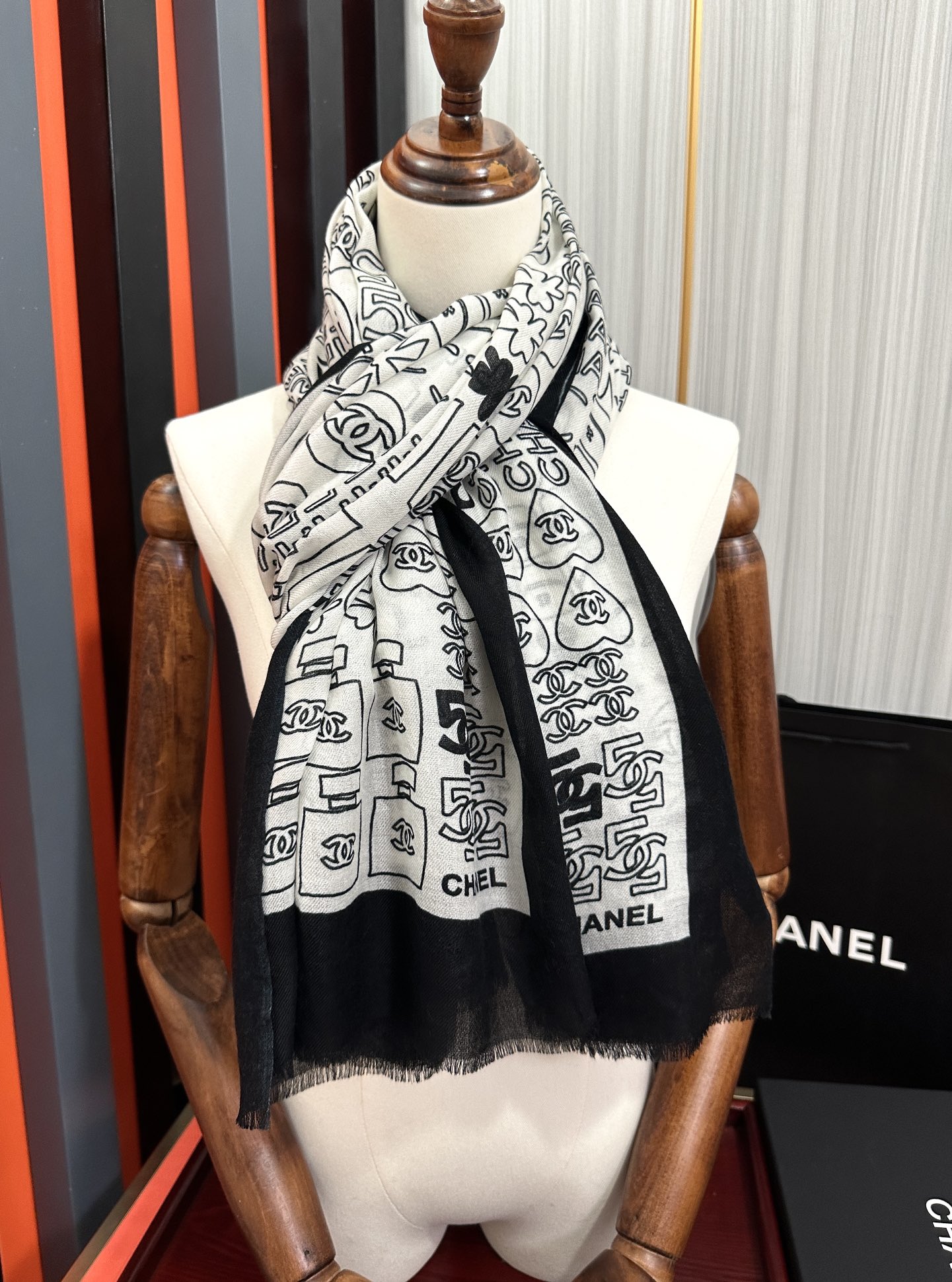 。重磅推荐 小香2025 最新款【5号香水瓶】必备款 顶级设计太美了，真心赞👍😘💍实物真心美 🎀披肩配以