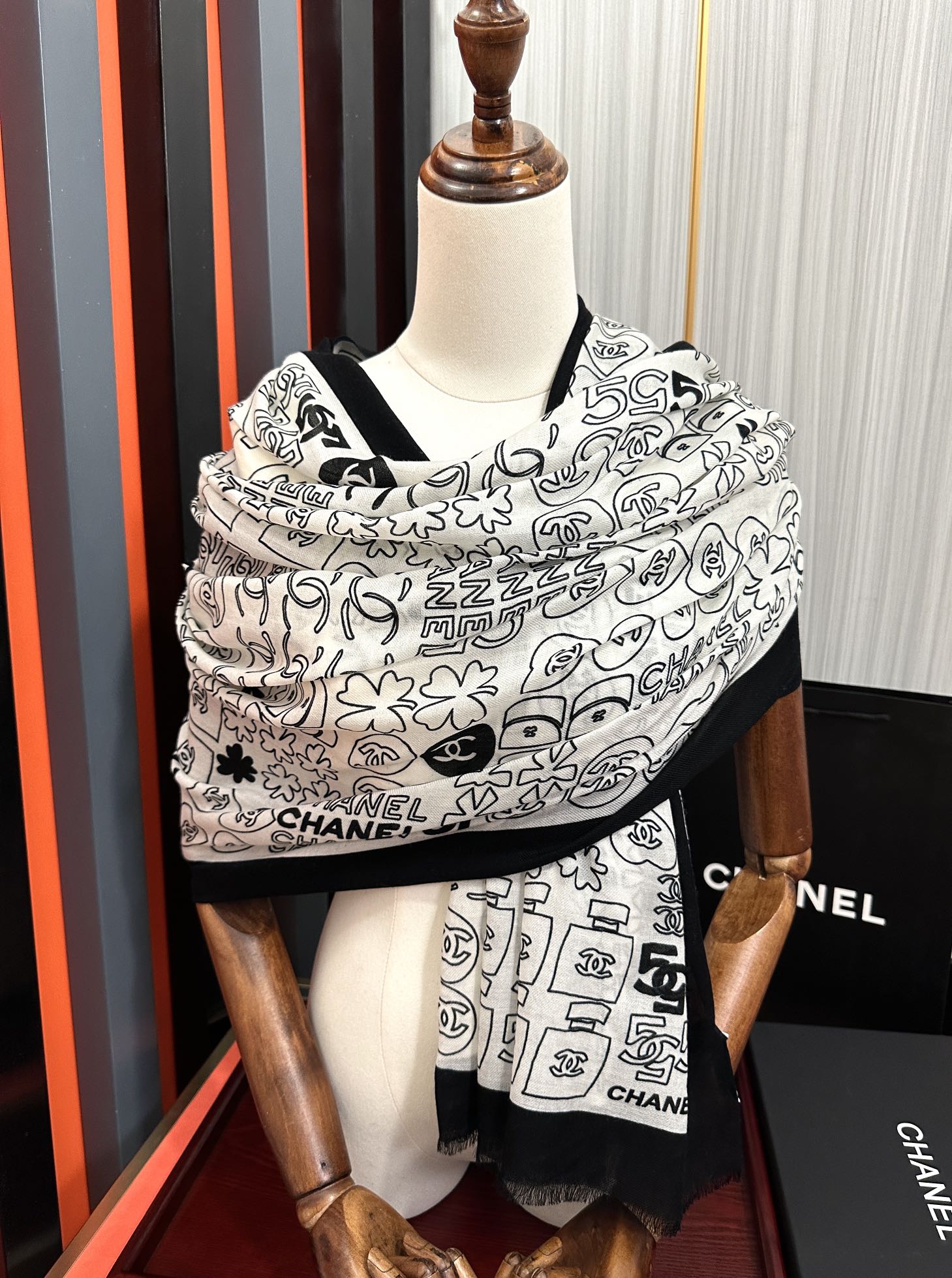 。重磅推荐 小香2025 最新款【5号香水瓶】必备款 顶级设计太美了，真心赞👍😘💍实物真心美 🎀披肩配以