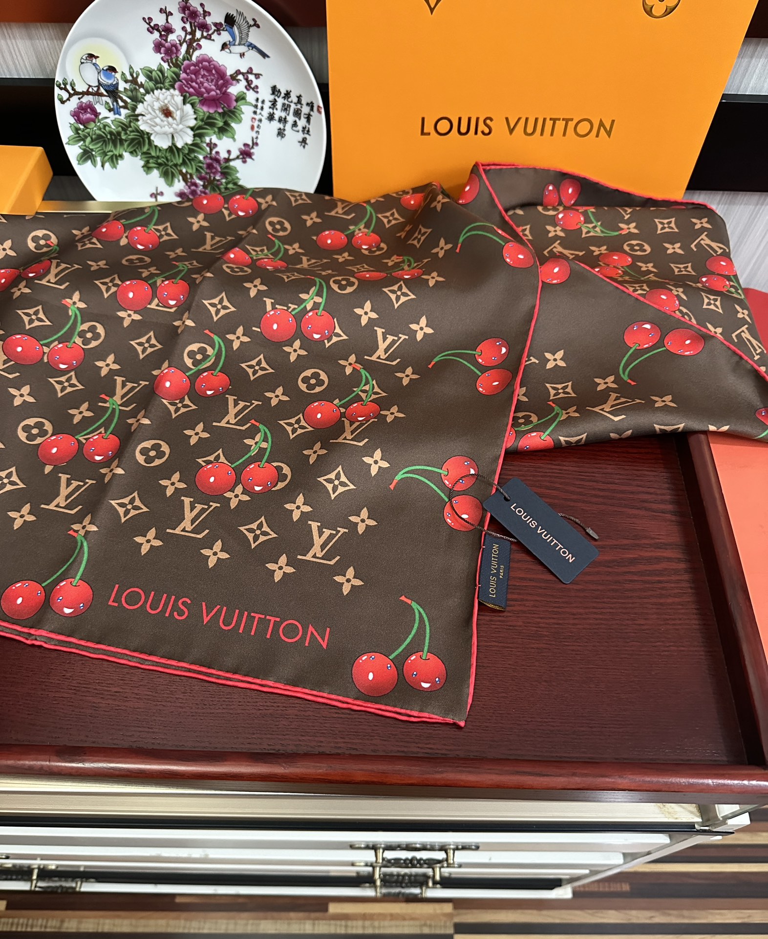 
新款。2010高品质太美了庆祝LV官网同步【18mm双面同色顶级真丝】庆祝“L家”90典藏方巾通过别致