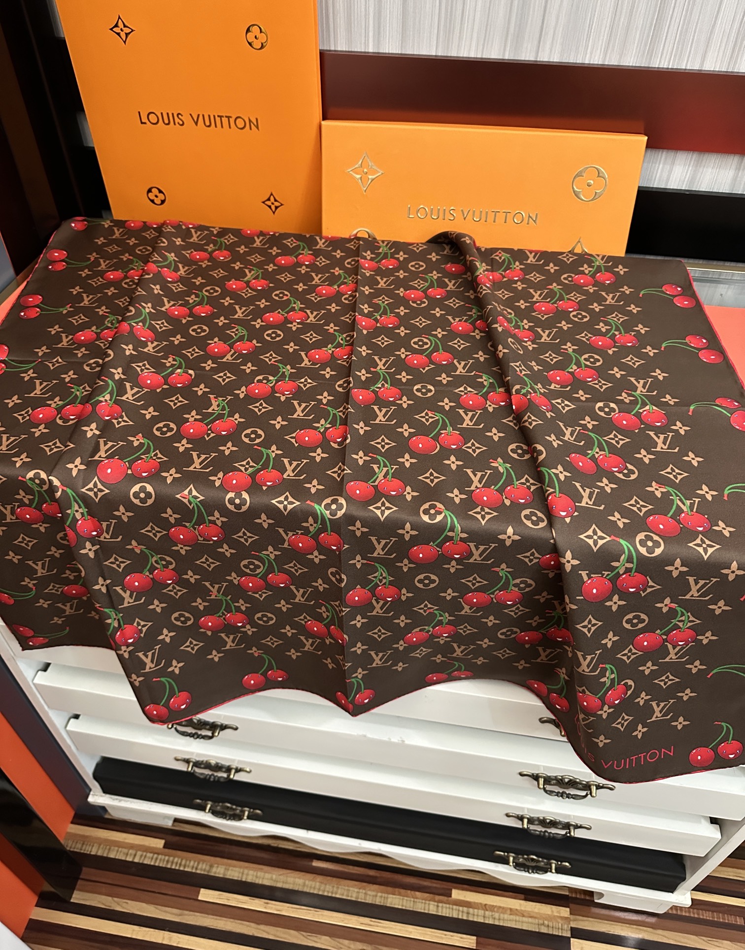 
新款。2010高品质太美了庆祝LV官网同步【18mm双面同色顶级真丝】庆祝“L家”90典藏方巾通过别致