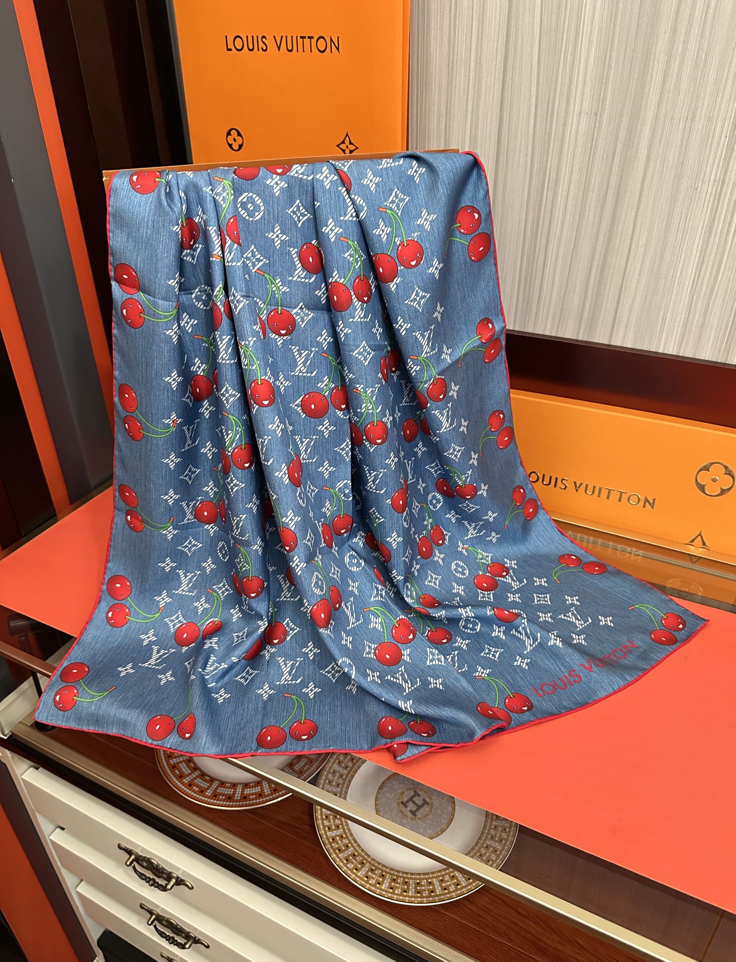 
新款。2010高品质太美了庆祝LV官网同步【18mm双面同色顶级真丝】庆祝“L家”90典藏方巾通过别致