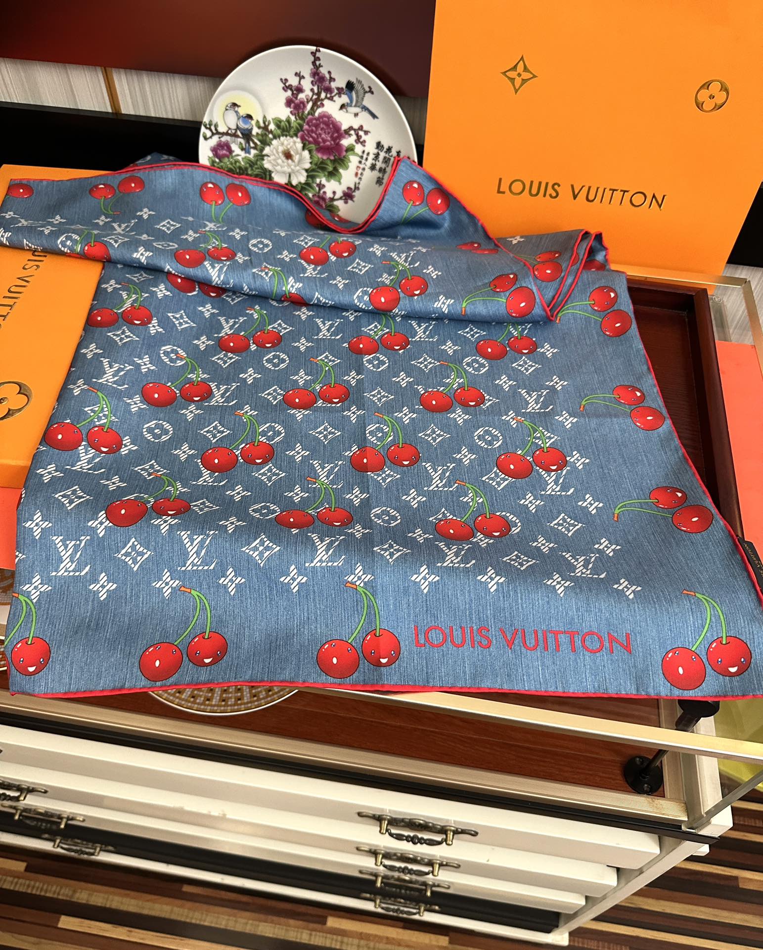 
新款。2010高品质太美了庆祝LV官网同步【18mm双面同色顶级真丝】庆祝“L家”90典藏方巾通过别致