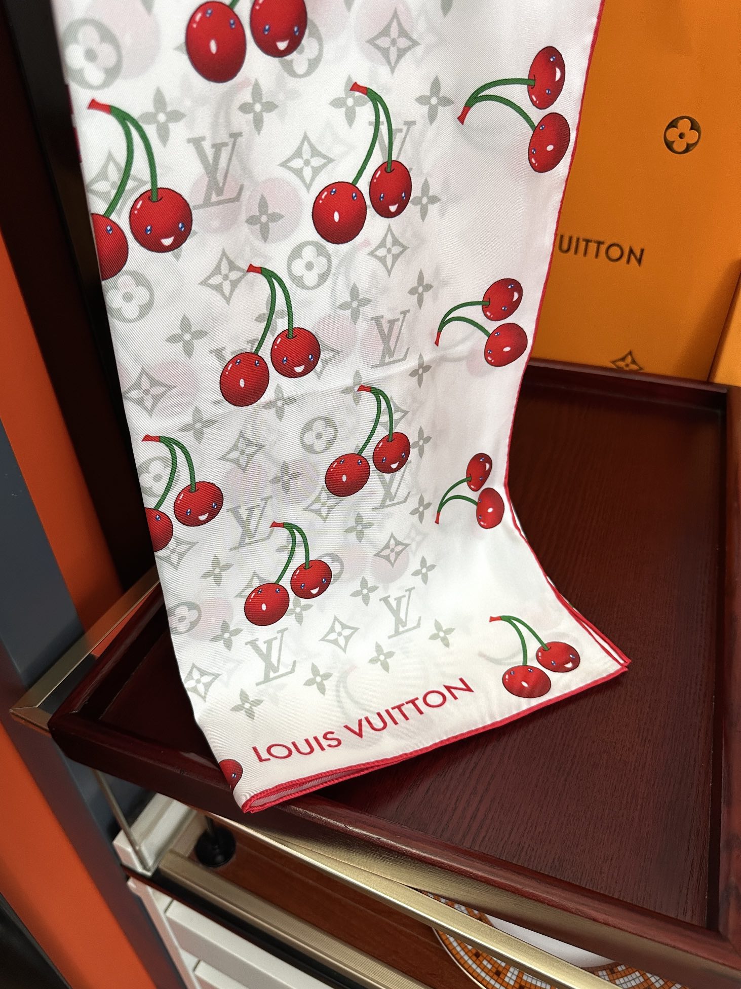 
新款。2010高品质太美了庆祝LV官网同步【18mm双面同色顶级真丝】庆祝“L家”90典藏方巾通过别致