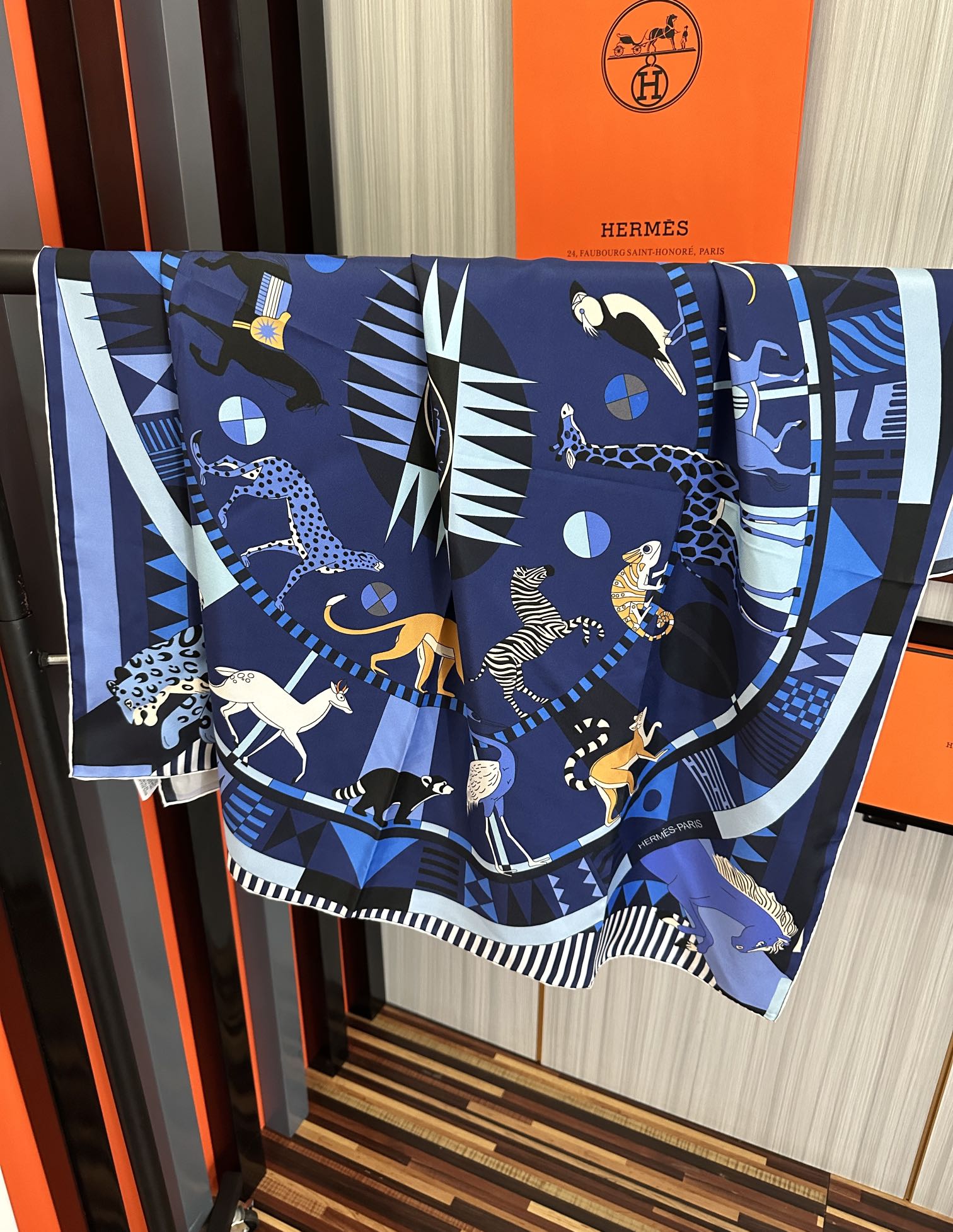 🆕 2010高品质Hermes 王者之虎👍的旋转木马90CM 丝巾玫瑰
在复古风格的马戏帐篷下嘴唇一场趣