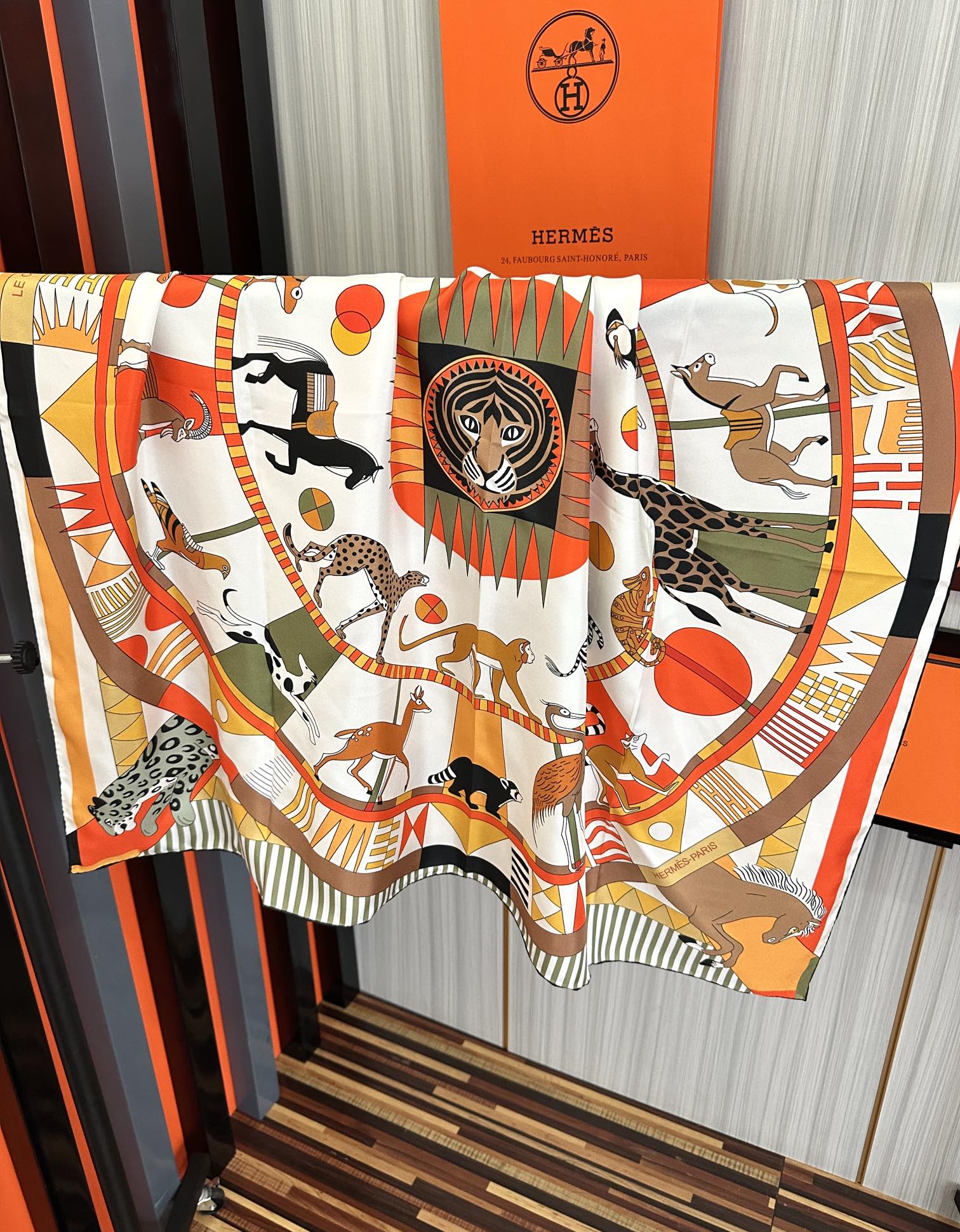 🆕 2010高品质Hermes 王者之虎👍的旋转木马90CM 丝巾玫瑰
在复古风格的马戏帐篷下嘴唇一场趣